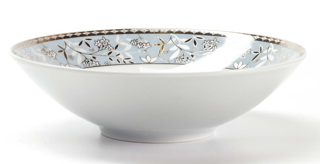 Салатник La Rose des Sables Classe, диаметр 19 см720219 1596 Салатник La Rose des Sables Classe, диаметр 19 см720219 1596Салатник La Rose des Sables Classe выполнен из высококачественного тунисского фарфора, изготовленного из уникальной белой глины. На всех изделиях La Rose des Sables можно увидеть маркировку Pate de Limoges. Это означает, что сырье для изготовления фарфора добывают во французской провинции Лимож, и качество соответствует высоким европейским стандартам. Все производство расположено в Тунисе. Особые свойства этой глины, открытые еще в 18 веке, позволяют создать удивительно тонкую, легкую и при этом прочную посуду. Благодаря двойному термическому обжигу фарфор обладает высокой ударопрочностью, стойкостью к сколам и трещинам, жаропрочностью и великолепным блеском глазури. Коллекция CLASSE - это изысканная классика, дополненная нежным и утонченным декором. Изящный цветочный рисунок с позолоченной отделкой на голубом орнаменте выглядит необычайно привлекательно. Прекрасный вариант для праздничной и особенной сервировки стола. Не...