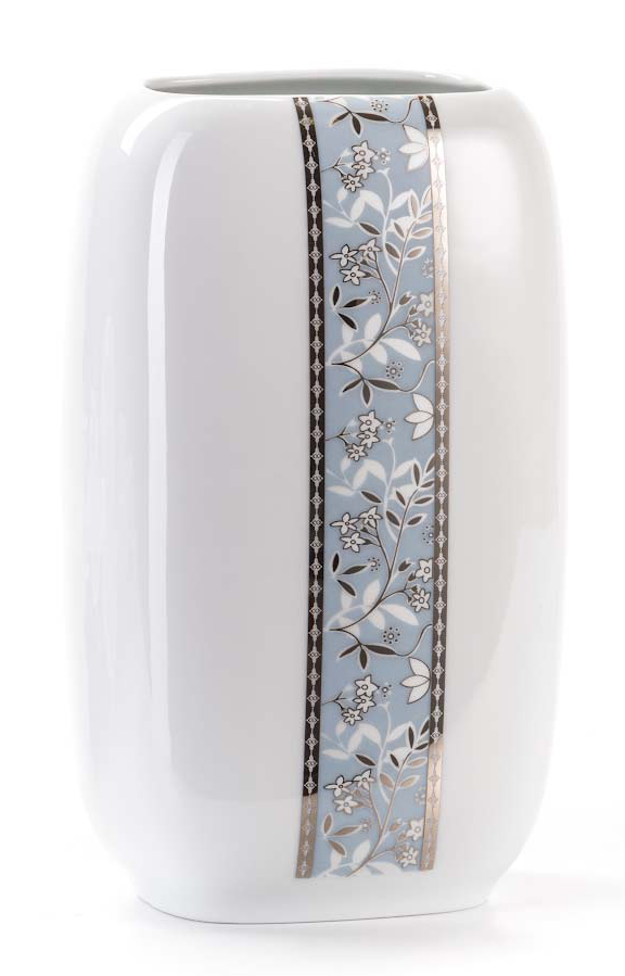Ваза La Rose Des Sables Classe, 26 см970726 1596 Ваза La Rose Des Sables Classe, 26 см970726 1596Элегантная посуда класса люкс теперь на вашем столе каждый день. Сделанные из высококачественного материала с использованием новейших технологий, предметы сервировки невероятно прочны и прекрасно подходят для повседневного использования. Классическая форма и чистота линий делает их желанными гостями на любом обеде. Уникальная плотность и тонкость фарфора достигается за счет изготовления его из уникальной глины региона Лимож (Франция). Посуда устойчива к сколам и трещинам благодаря двойному термическому обжигу. Золотой, серебряный декор посуды отличается высоким содержанием настоящего золота и серебра.