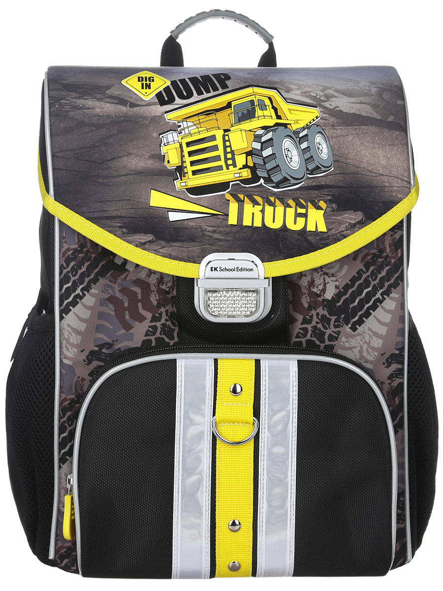 Erich Krause Ранец школьный Dump Truck Generic39131 Erich Krause Ранец школьный Dump Truck Generic39131Школьный ранец Erich Krause Dump Truck. Generic обязательно привлечет внимание вашего ребенка. Ранец выполнен из современного легкого и прочного материала с водоотталкивающей пропиткой. Вес ранца без наполнения всего 680 грамм. Ранец содержит одно вместительное отделение, закрывающееся клапаном на защелку со встроенным светоотражателем. Внутри отделения расположены два мягких разделителя для тетрадей или учебников, фиксирующиеся резинкой. Клапан полностью откидывается, что облегчает пользование ранцем. По бокам ранца расположены два открытых кармана на резинке. На лицевой стороне находится накладной карман на застежке-молнии, куда будет удобно убирать пенал. Эргономичная конструкция спинки снижает давление и оптимально распределяет нагрузку на позвоночник. Конструкция спинки дополнена эргономичными подушечками, противоскользящей сеточкой и системой вентиляции для предотвращения запотевания спины ребенка. Мягкие анатомические лямки позволяют легко и быстро отрегулировать ранец...
