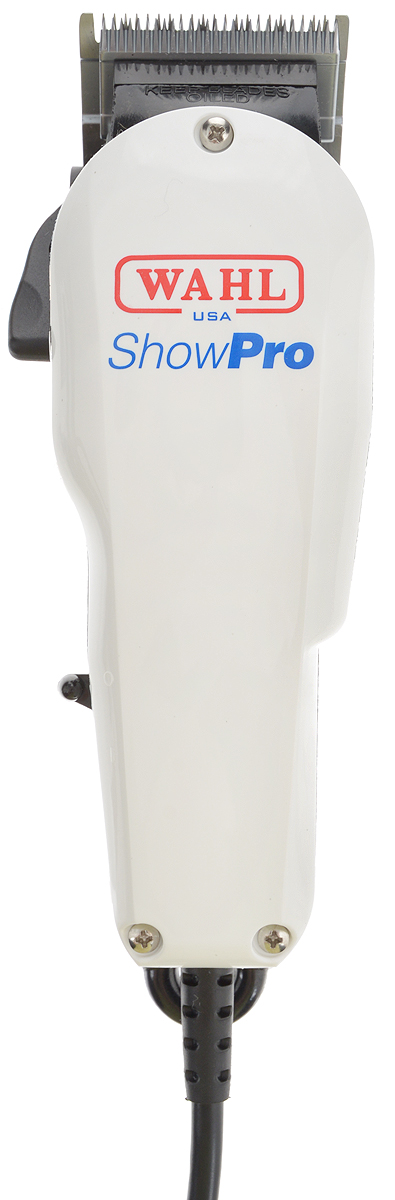Машинка для стрижки собак Wahl Show Pro, с ножом, на винтах. 2208-04712208-0471_белый Машинка для стрижки собак Wahl Show Pro, с ножом, на винтах. 2208-04712208-0471_белыйМашинка Wahl Show Pro - это сетевая машинка с вибромотором, предназначенная для быстрой и легкой стрижки домашних животных. Подходит для собак мелких и средних пород: пуделей, йорков и других пород. Нож закреплен на винтах. Длину стрижки можно регулировать от 1 до 3,5 мм. Нож, выполненный из высококачественной стали, профессионально заточен, что делает его использование эффективным и быстрым. Длина кабеля - 1,5 м. Имеется ушко для подвешивания. Смазывайте лезвие маслом перед каждым использованием. В комплект входит: - машинка; - защитная крышка для ножа; - 4 насадки (3 мм; 6 мм; 10 мм; 13 мм); - ножницы; - расческа: - масло; - щеточка для очистки. Размер корпуса машинки: 18 х 5,5 х 5 см. Длина рабочей рабочей поверхности ножа: 4,5 см. Ширина среза: 40 мм. Высота среза: 1 - 3,5 мм. Мощность: 15 Вт. Количество насадок: 4 шт.