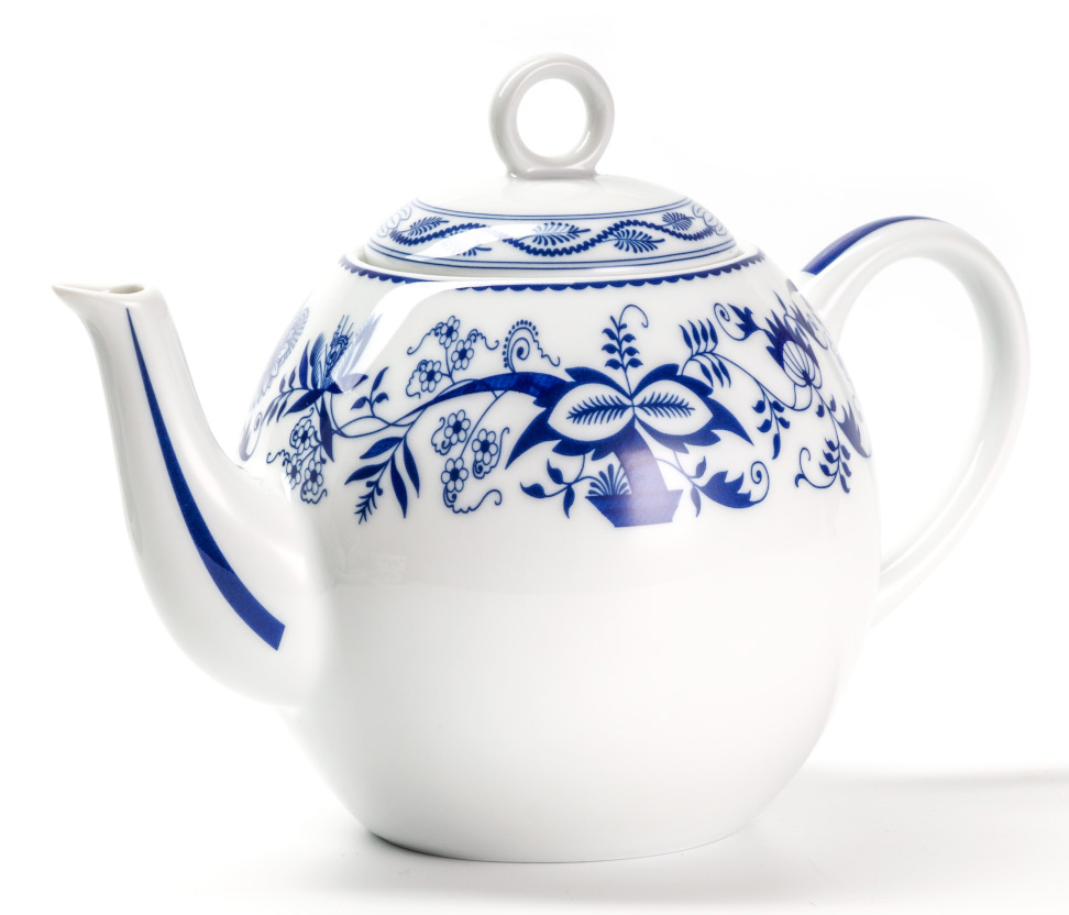 Чайник заварочный La Rose des Sables Ognion Bleu, 1 л553110 1313 Чайник заварочный La Rose des Sables Ognion Bleu, 1 л553110 1313Заварочный чайник La Rose des Sables Ognion Bleu выполнен из высококачественного тунисского фарфора, изготовленного из уникальной белой глины. На всех изделиях La Rose des Sables можно увидеть маркировку Pate de Limoges. Это означает, что сырье для изготовления фарфора добывают во французской провинции Лимож, и качество соответствует высоким европейским стандартам. Все производство расположено в Тунисе. Особые свойства этой глины, открытые еще в 18 веке, позволяют создать удивительно тонкую, легкую и при этом прочную посуду. Благодаря двойному термическому обжигу фарфор обладает высокой ударопрочностью, жаропрочностью и великолепным блеском глазури. Коллекция Ognion Bleu (Синий лук) - это мотивы природы и изящный растительный орнамент в ярких синих тонах. Прекрасный вариант посуды на каждый день. Коллекция отлично смотрится в любом интерьере. Можно использовать в СВЧ печи и мыть в посудомоечной машине.