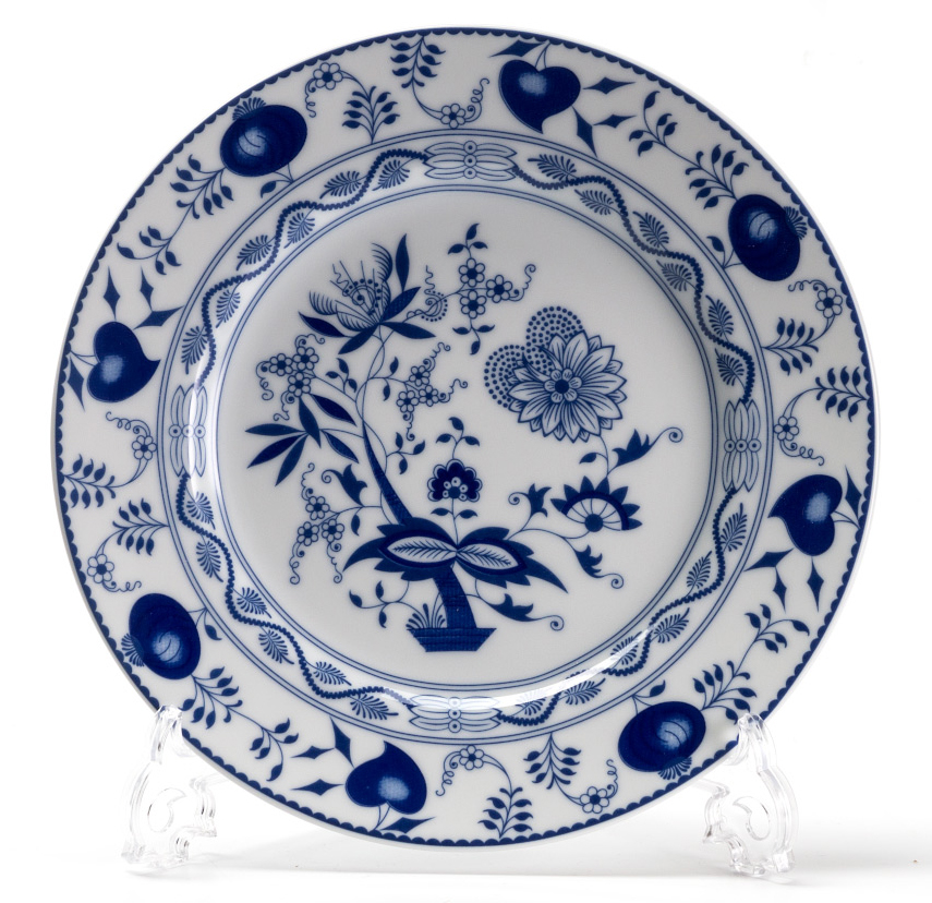 Блюдо La Rose des Sables Ognion Bleu, диаметр 32 см580632 1313 Блюдо La Rose des Sables Ognion Bleu, диаметр 32 см580632 1313Блюдо La Rose des Sables Ognion Bleu выполнено из высококачественного тунисского фарфора, изготовленного из уникальной белой глины. На всех изделиях La Rose des Sables можно увидеть маркировку Pate de Limoges. Это означает, что сырье для изготовления фарфора добывают во французской провинции Лимож, и качество соответствует высоким европейским стандартам. Все производство расположено в Тунисе. Особые свойства этой глины, открытые еще в 18 веке, позволяют создать удивительно тонкую, легкую и при этом прочную посуду. Благодаря двойному термическому обжигу фарфор обладает высокой ударопрочностью, жаропрочностью и великолепным блеском глазури. Специальный размер блюда идеален для сервировки канапе и тарталеток. Коллекция Ognion Bleu (Синий лук) - это мотивы природы и изящный растительный орнамент в ярких синих тонах. Прекрасный вариант посуды на каждый день. Коллекция отлично смотрится в любом интерьере. Можно использовать в...