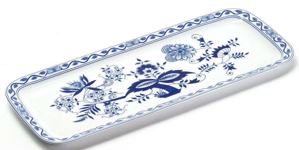 Блюдо La Rose des Sables Ognion Bleu, прямоугольное, 15,5 х 37,7 см610837 1313 Блюдо La Rose des Sables Ognion Bleu, прямоугольное, 15,5 х 37,7 см610837 1313Блюдо La Rose des Sables Ognion Bleu, изготовленное из высококачественного фарфора, имеет классическую форму. Оно прекрасно впишется в интерьер вашей кухни и станет достойным дополнением к кухонному инвентарю. Блюдо La Rose des Sables Ognion Bleu подчеркнет прекрасный вкус хозяйки и станет отличным подарком. Размер изделия (по верхнему краю): 15,5 х 37,7 см.