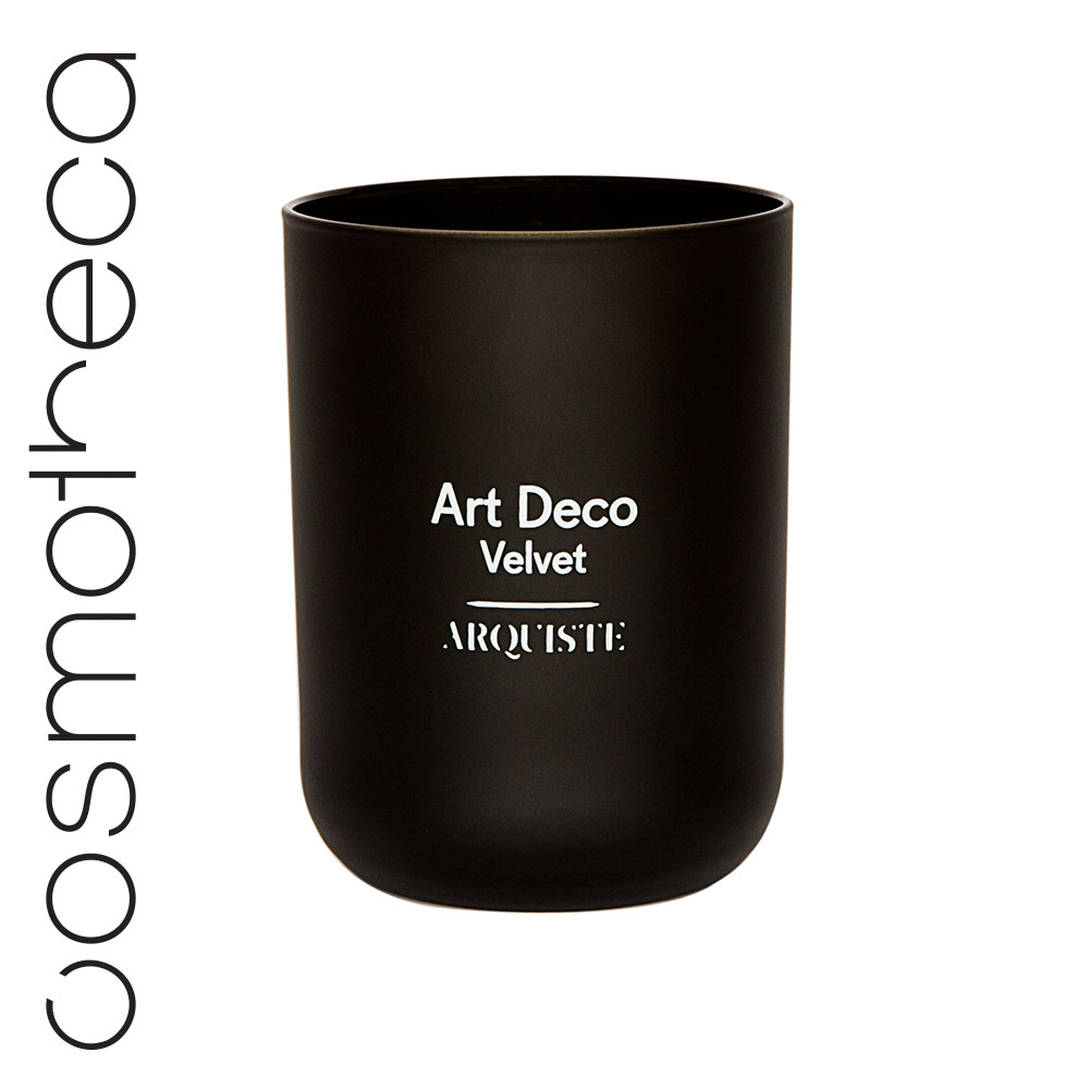 Arquiste Свеча ароматизированная Art Deco Velvet 251 гAR5201251 Arquiste Свеча ароматизированная Art Deco Velvet 251 гAR5201251Утонченный аромат свечи переносит вас в клуб архитекторов – элегантную курительную комнату в лондонском районе Мейфер, декорированную в стиле ардеко 30-х годов. Тонкий аромат мартини и джина, перемешанный с легким запахом ванили и табачным дымом, воссоздают уютную атмосферу бара Fumoir в лондонском отеле Claridge’s. Парфюмеры Николь Манчини и Ян Ванье смешали масло можжевеловых ягод с нотами табака в сердце композиции, дополненными абсолютом ванили и деревом дуба. Завершающий аккорд насыщенной абмры оставляет легкий теплый шлейф.