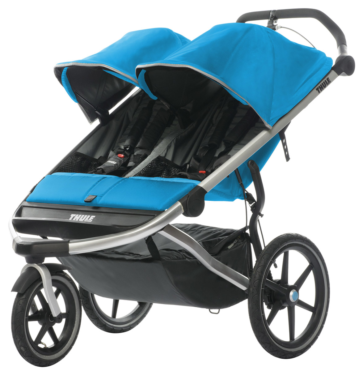 Thule Детская беговая коляска Urban Glide2 цвет голубой10101907 Thule Детская беговая коляска Urban Glide2 цвет голубой10101907Thule Urban Glide — детская коляска для различных видов спорта, характеризуется обтекаемой и легкой конструкцией, поэтому она идеально подходит для поездок в городе или бега трусцой по любимым дорожкам. Компактно складывается одной рукой для простоты хранения и транспортировки Поворачивающееся переднее колесо, повышающее маневренность, можно убрать в специальное отделение при беге трусцой Эргономичная ручка с регулируемой высотой для удобства родителей Задняя подвеска для мягкой и ровной езды Мягкое сидение с вентилируемым верхним слоем откидывается практически в горизонтальное положение, чтобы ребенок мог спать во время езды Навес с несколькими вариантами положений для дополнительной защиты и окошком, чтобы вы могли видеть своего ребенка Большое отделение с водонепроницаемой крышкой, закрывающейся на молнию