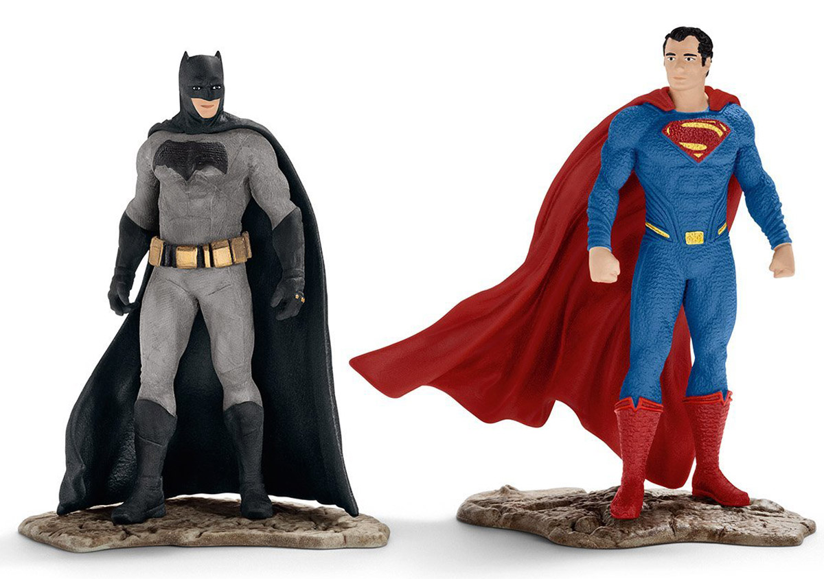 Schleich Набор фигурок Бэтмен и Супермен22529 Schleich Набор фигурок Бэтмен и Супермен22529Набор фигурок Schleich Бэтмен и Супермен обязательно понравится любителям мультфильмов и комиксов! Фигурки выполнены из безопасного для здоровья детей каучукового пластика с максимальной точностью, каждая фигурка раскрашивается вручную. В набор входят 2 фигурки: Бэтмен и Супермен. У фигурок имеется широкое основание, благодаря которому фигурки надежно стоят на различных поверхностях. Настал тот день, когда два величайших супергероя будут бороться друг против друга. Это будет великая и захватывающая битва, ведь Супермен обладает могучей силой, тогда как Бэтмен имеет множество уникальных сверхспособностей.