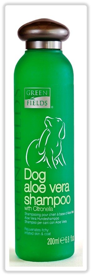 Шампунь для собак Greenfields, с маслом Алое Вера и Цитронеллы, 200мл8718836720123 Шампунь для собак Greenfields, с маслом Алое Вера и Цитронеллы, 200мл8718836720123Шампунь - концентрат. Расход шампуня в 10 раз меньше обычных шампуней! Гипоаллергенный шампунь специально разработан для профессионального ухода за раздраженной кожей собак. В состав шампуня входят эфирные масла Алое Веры и Цитронеллы, которые способствуют смягчению и успокоению кожи при зуде, благодаря чему снимается раздражение. Шампунь обладает охлаждающим действием, восстанавливает структуру шерсти и увлажняет кожу за счет входящего в состав гидролизованного протеина шелка. За счет входящих в состав шампуня производных жироподобного секрета железы лебедей, сохраняется эластичность волоса, шерсть и кожа Вашего питомца защищены от негативных воздействий окружающей среды (намокание во время дождя, защита от пыли, песка и грязи). Компоненты раковины моллюсков насыщают важнейшими микроэлементами: железом, кальцием, фосфором, витаминами А, В, С, Е. Способ применения: ...