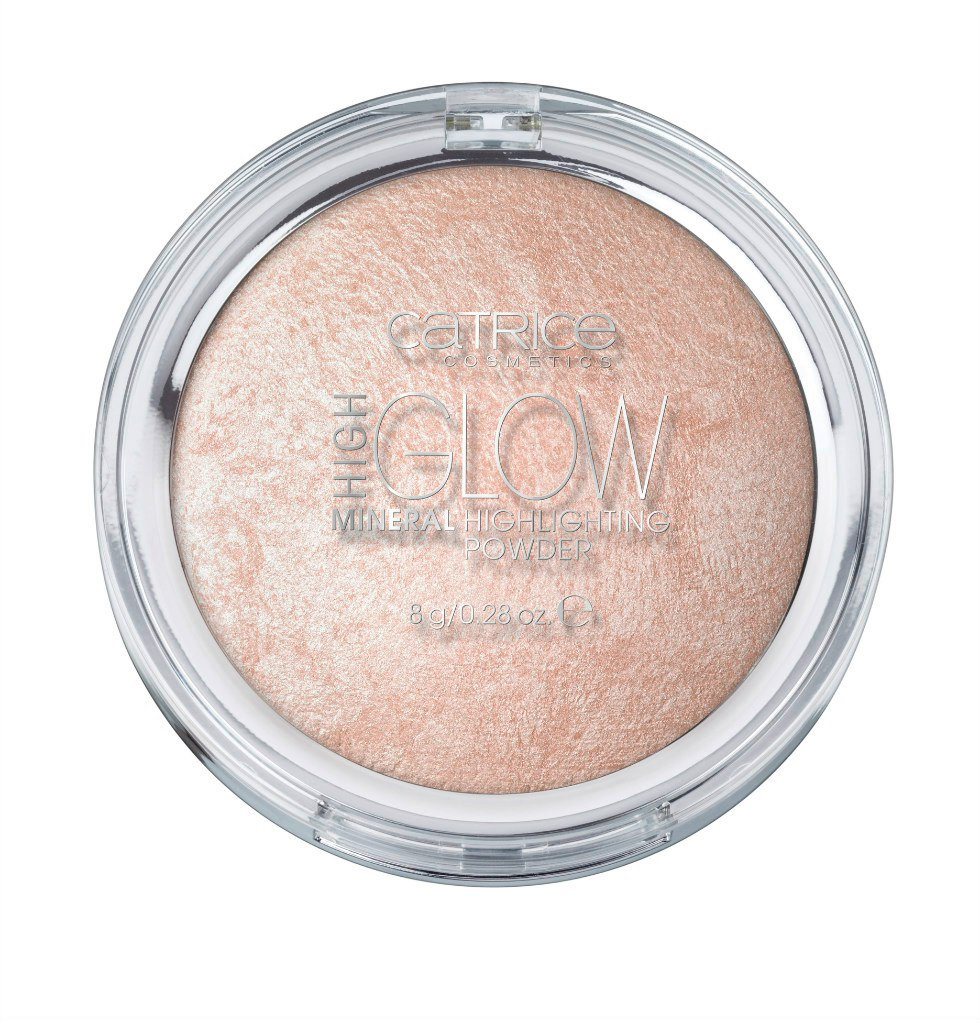 Catrice Хайлайтер High Glow Mineral Highlighting Powder, 90 гр56344 Catrice Хайлайтер High Glow Mineral Highlighting Powder, 90 гр56344Искра света. Запечённый минеральный хайлайтер Highlighting Powder со сверхлегкими светоотражающими частицами придаст коже сияние и здоровый вид. Нежная текстура продукта создает невесомое покрытие, которое можно усилить путем наслаивания пудры. Может использоваться как на все лицо, для создания эффекта сияния, так и точечно на выступающие части лица – для расстановки световых акцентов.