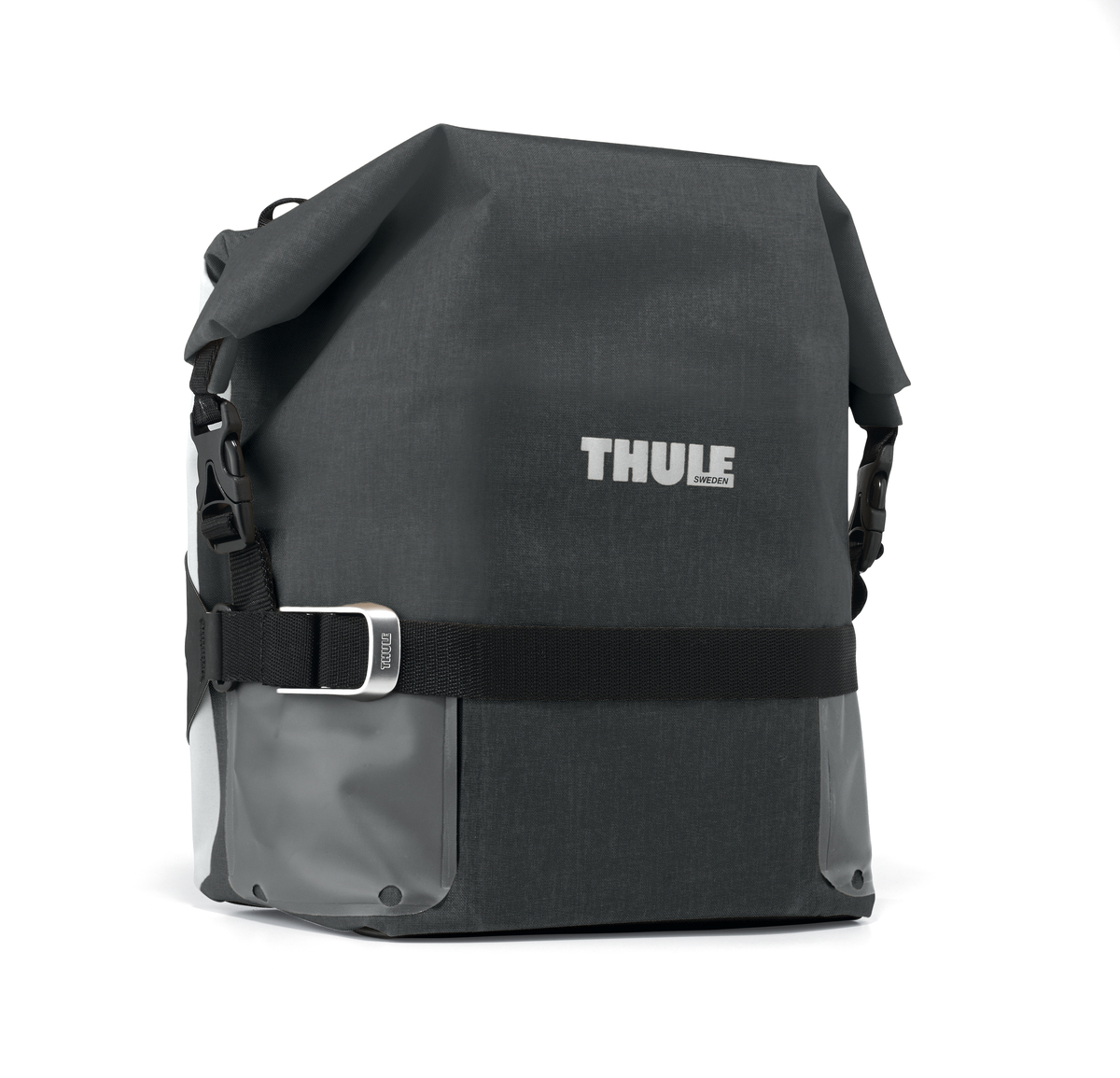Сумка велосипедная Thule Small Adventure Touring Pannier, цвет: черный100006 Сумка велосипедная Thule Small Adventure Touring Pannier, цвет: черный100006Эти многофункциональные водонепроницаемые сумки обеспечивают безопасность и защиту благодаря ярким светоотражающим элементам и сворачивающейся верхней части. Единая конструкция со сворачивающейся верхней частью гарантирует, что вещи внутри останутся сухими и чистыми. Система крепления на магнитах проста в использовании, надежна и имеет малый уровень вибрации. Яркие светоотражающие элементы на передней и боковой панелях улучшают заметность на дороге. Удобные точки крепления для фонарей обеспечивают дополнительную безопасность. Внутренние карманы для хранения мелких вещей. Встроенные ручки и отстегиваемый ремень для ношения через плечо обеспечивают несколько вариантов переноски. Лучше всего подходит для багажников Thule, но может использоваться практически с любым велосипедным багажником.