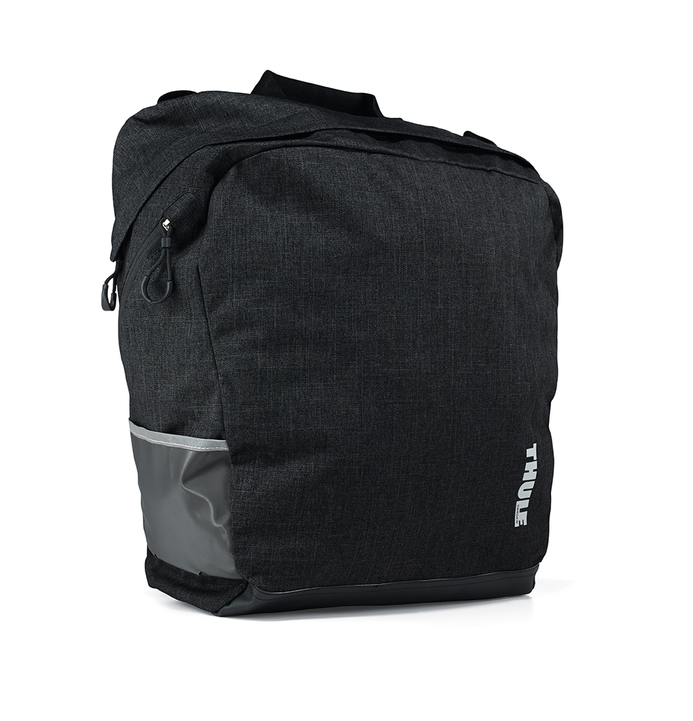 Сумка городская Thule Tote2, цвет: черный NEW100007 Сумка городская Thule Tote2, цвет: черный NEW100007Велосипедная сумка Tote2 — идеальный вариант для шопинга во время поездок по городу и пикника за городом. - Стильный дизайн - Водонепроницаемый материал - Объем сумки 23,5 литров - Легко крепится с помощью специальных зажимов к багажнику Thule Pack’n Pedal Tour - Для еще большего удобства размещения сумки на багажнике и быстрого крепления рекомендуем дополнительно использовать адаптер-раму для багажника Thule Pack’n Pedal Tour - Возможна установка сумки на переднем или заднем колесе велосипеда - Оснащена системой Blade/Helix/Magnetic для удобства крепления на багажник (с помощью зажимов в один клик и магнита для дополнительного прилегания сумки к раме багажника) - Удобные ручки и ремни для переноски после снятия с велосипеда - Боковые карманы - Светоотражающие элементы по бокам сумки - Наплечный ремень входит в комплект