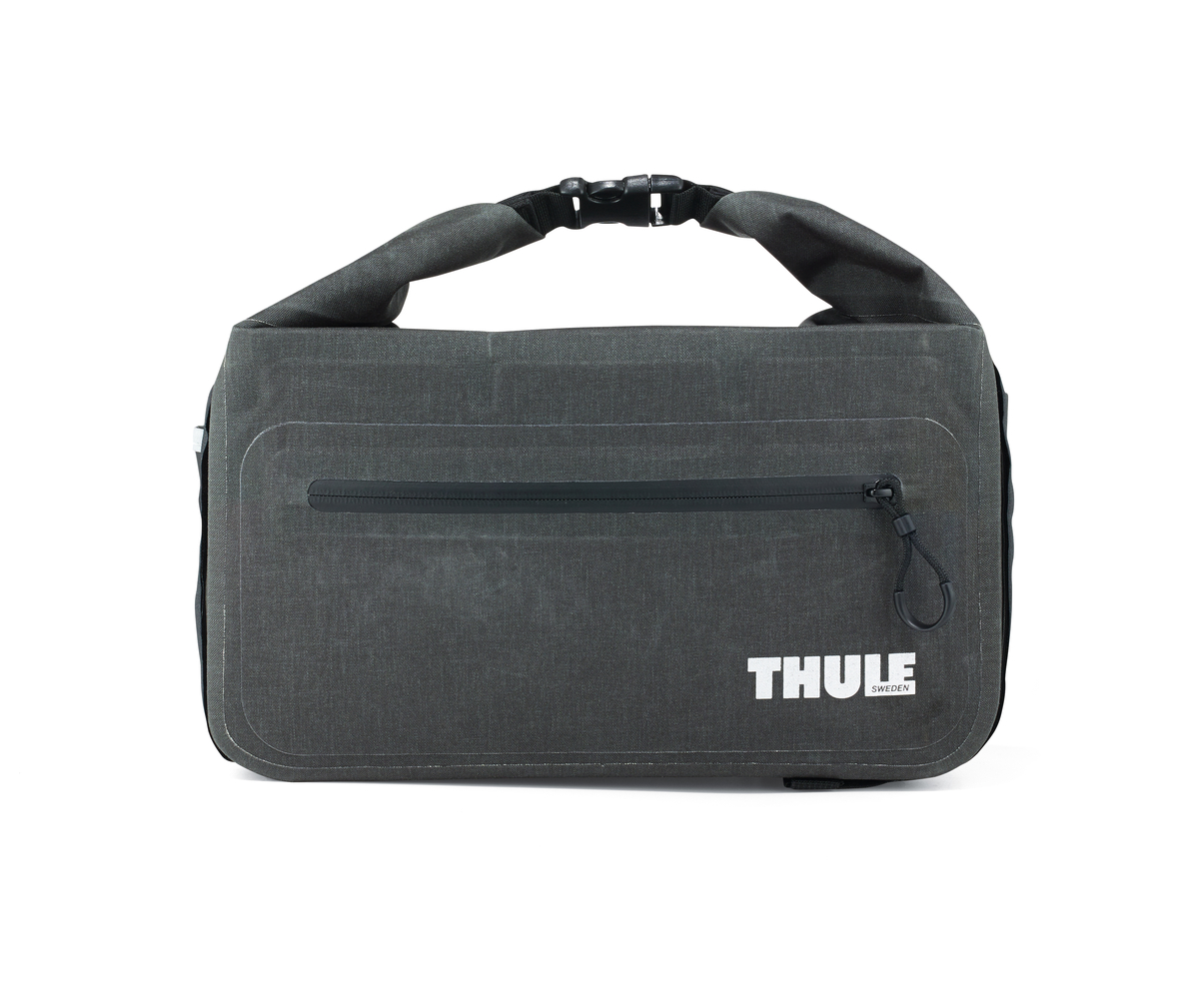 Сумка велосипедная на багажник Thule Trunkbag100055 Сумка велосипедная на багажник Thule Trunkbag100055Этот удобный кофр обеспечивает водонепроницаемое пространство объемом 11 литров для хранения грузов и крепится к переднему или заднему багажнику велосипеда. Сворачивающаяся застежка и герметичные швы обеспечивают водонепроницаемость ваших вещей. Внешние прозрачные кармашки обеспечивают использование аварийного фонаря и хранение его в одном удобном месте. Сворачивающаяся застежка может также служить удобной ручкой для переноски. Простые крепления в виде петель и крюков обеспечивают надежное крепление багажника и позволяют быстро установить или снять его. Идеально подходит для размещения между двумя велосипедными сумками Thule. Лучше всего подходит для багажников Thule, но может использоваться практически с любым велосипедным багажником.