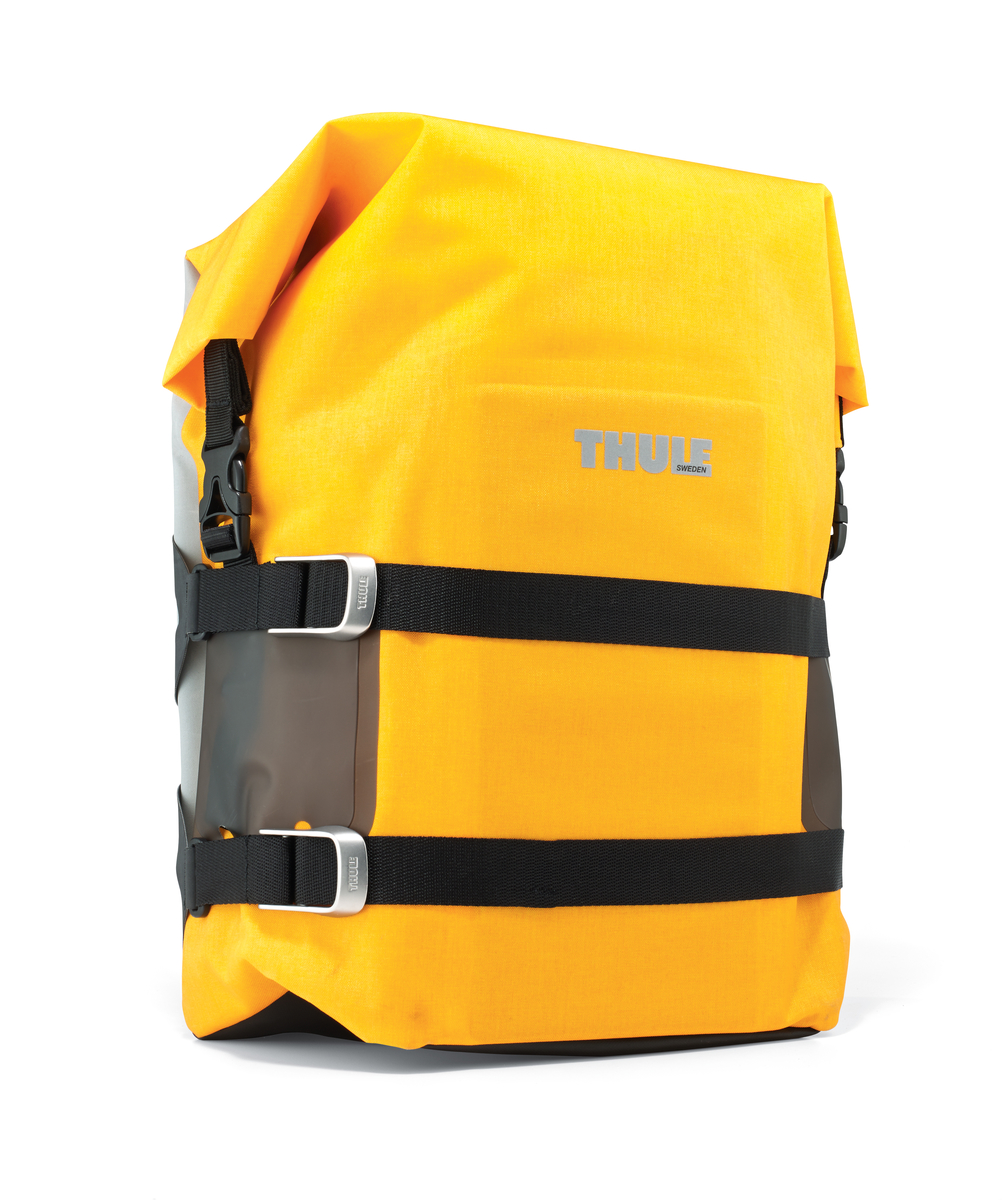 Сумка велосипедная Thule Large Adventure Touring Pannier, цвет: желтый100060 Сумка велосипедная Thule Large Adventure Touring Pannier, цвет: желтый100060Легкая, прочная и водонепроницаемая велосипедная сумка идеально подходит для установки сзади. Система крепления позволяет использовать сумку как на велосипеде, так и переносить ее отдельно. Thule Pack n Pedal черная Zinnia Крепления-невидимки легко отщелкиваются при переноске без велосипеда для максимального удобства переноски. Система крепления проста в использовании, безопасна и имеет малый уровень вибрации. Внешние прозрачные кармашки обеспечивают использование аварийного фонаря и хранение его в одном удобном месте. Водонепроницаемая сворачивающаяся/разворачивающаяся верхняя часть помогает сохранить вещи сухими. Светоотражающие полоски повышают заметность на дороге. Стягивающий ремень надежно сохраняет содержимое. Встроенные ручки и отстегиваемый ремень для ношения через плечо обеспечивают несколько вариантов переноски. Устанавливается с любой стороны велосипеда. Лучше всего подходит для багажников Thule, но может использоваться практически с любым...