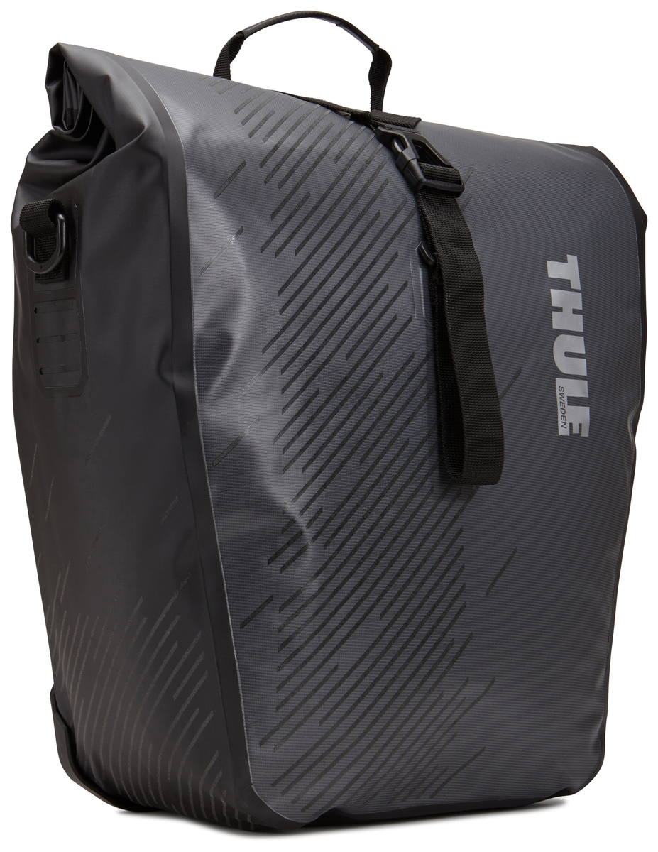 Набор велосипедных сумок Thule Pack?n Pedal Shield Pannier, цвет: темно серый, 2 шт. Размер L100061 Набор велосипедных сумок Thule Pack?n Pedal Shield Pannier, цвет: темно серый, 2 шт. Размер L100061Эти многофункциональные водонепроницаемые сумки обеспечивают безопасность и защиту благодаря ярким светоотражающим элементам и сворачивающейся верхней части. Единая конструкция со сворачивающейся верхней частью гарантирует, что вещи внутри останутся сухими и чистыми. Система крепления на магнитах проста в использовании, надежна и имеет малый уровень вибрации. Яркие светоотражающие элементы на передней и боковой панелях улучшают заметность на дороге. Удобные точки крепления для фонарей обеспечивают дополнительную безопасность. Внутренние карманы для хранения мелких вещей. Встроенные ручки и отстегиваемый ремень для ношения через плечо обеспечивают несколько вариантов переноски. Лучше всего подходит для багажников Thule, но может использоваться практически с любым велосипедным багажником. Продаются парами.