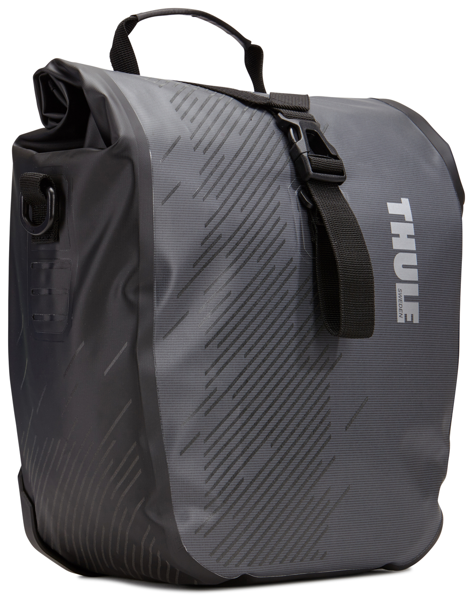 Набор велосипедных сумок Thule Pack?n Pedal Shield Pannier, цвет: темно-серый, 2 шт. Размер S100064 Набор велосипедных сумок Thule Pack?n Pedal Shield Pannier, цвет: темно-серый, 2 шт. Размер S100064Эти многофункциональные водонепроницаемые сумки обеспечивают безопасность и защиту благодаря ярким светоотражающим элементам и сворачивающейся верхней части. Единая конструкция со сворачивающейся верхней частью гарантирует, что вещи внутри останутся сухими и чистыми. Система крепления на магнитах проста в использовании, надежна и имеет малый уровень вибрации. Яркие светоотражающие элементы на передней и боковой панелях улучшают заметность на дороге. Удобные точки крепления для фонарей обеспечивают дополнительную безопасность. Внутренние карманы для хранения мелких вещей. Встроенные ручки и отстегиваемый ремень для ношения через плечо обеспечивают несколько вариантов переноски. Лучше всего подходит для багажников Thule, но может использоваться практически с любым велосипедным багажником. Продаются парами.