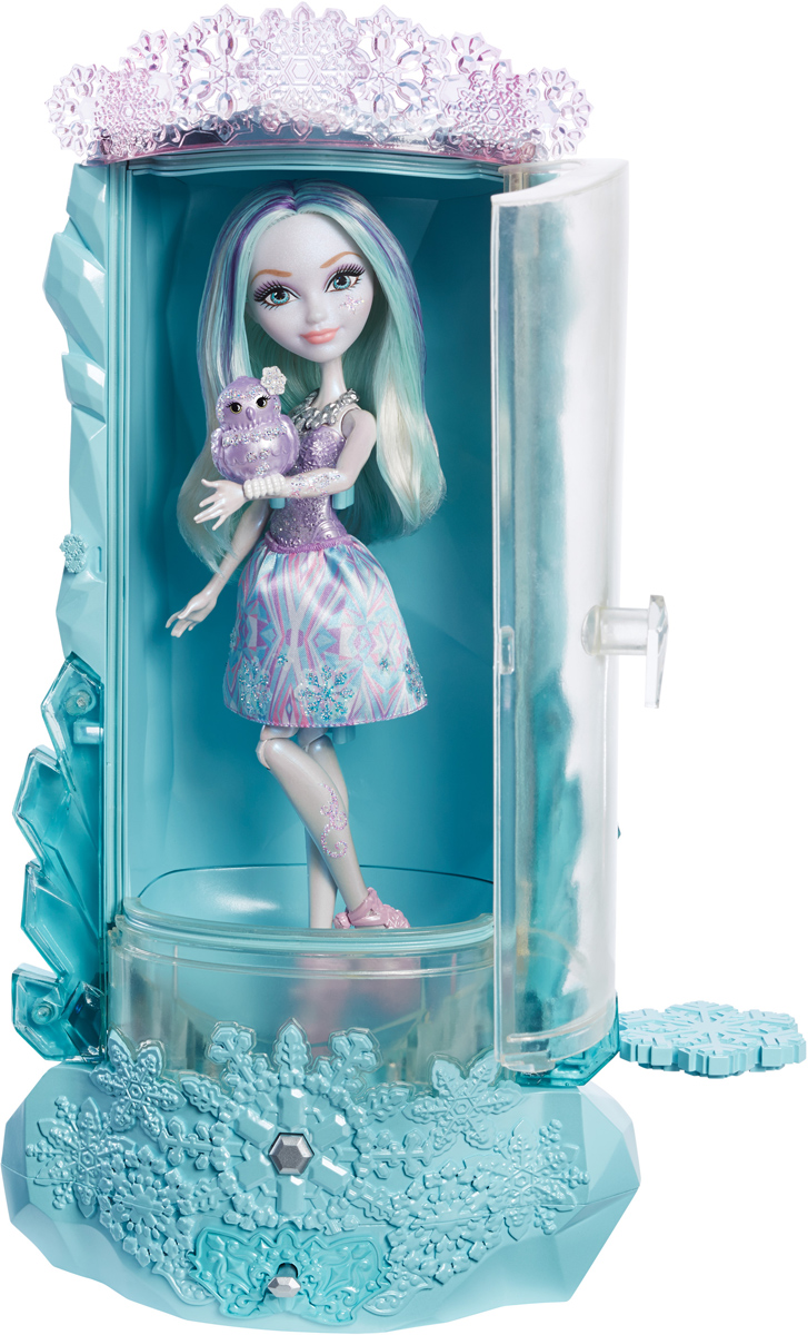 Ever After High Игровой набор с куклой Блестящий вихрьDLB39 Ever After High Игровой набор с куклой Блестящий вихрьDLB39Игровой набор с куклой Ever After High Блестящий вихрь - это настоящая зимняя сказка для маленькой мечтательницы! Кристал Винтер - дочь Снежной королевы. Кукла одета в светло-сиреневый пластиковый топ с узорами и короткую юбку в голубых тонах. На ее стройных ногах обуты открытые розовые босоножки на высокой платформе. Длинные волосы с голубыми и фиолетовыми прядями можно расчесывать и придумывать из них различные прически. В набор входят блеск, смываемый клей-карандаш, наклейки, сумочка, кольцо для девочки, лесная сова и волшебная кабина Кристал. По желанию дочери Снежной королевы может пойти снег, а предметы рядом с ней могут заледенеть. В этой волшебной кабине можно воссоздавать сценки из мультфильма, а зимний блеск добавит веселья. Необходимо купить 4 батарейки напряжением 1,5V типа АА (не входят в комплект).