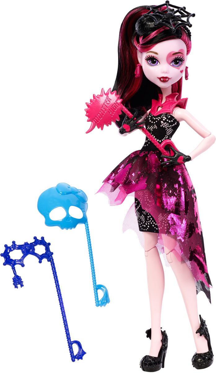 Monster High Кукла Дракулаура Буникальные танцыDNX32_DNX33 Monster High Кукла Дракулаура Буникальные танцыDNX32_DNX33Ночь - любимое время монстров, и эти ученики школы монстров готовы оторваться на танцевальной вечеринке. Веселье начинается с убийственного наряда! Дракулаура - дочь вампира Дракулы. Девочка с нежно-розовой кожей и макияжем в виде сердца одета в свой фирменный розово-черный наряд с вампирскими деталями. На ногах - изящные туфли на высоких каблуках. Завершают яркий образ зловещей модницы розовые серьги, черное украшение на голову в виде паутинки и розовый воротник из пластика. В комплекте с куколкой имеются три маски для фотосессии. Шикарные длинные волосы куклы можно расчесывать и создавать разные прически. Вашей малышке понравится воссоздавать сцены или разыгрывать с куклой сюжеты собственных историй. Руки, ноги и колени у куклы шарнирные, это позволяет придать разнообразные позы. Порадуйте поклонницу Монстер Хай удивительной новинкой в мире Школы Монстров, подарив ей эту замечательную куколку.