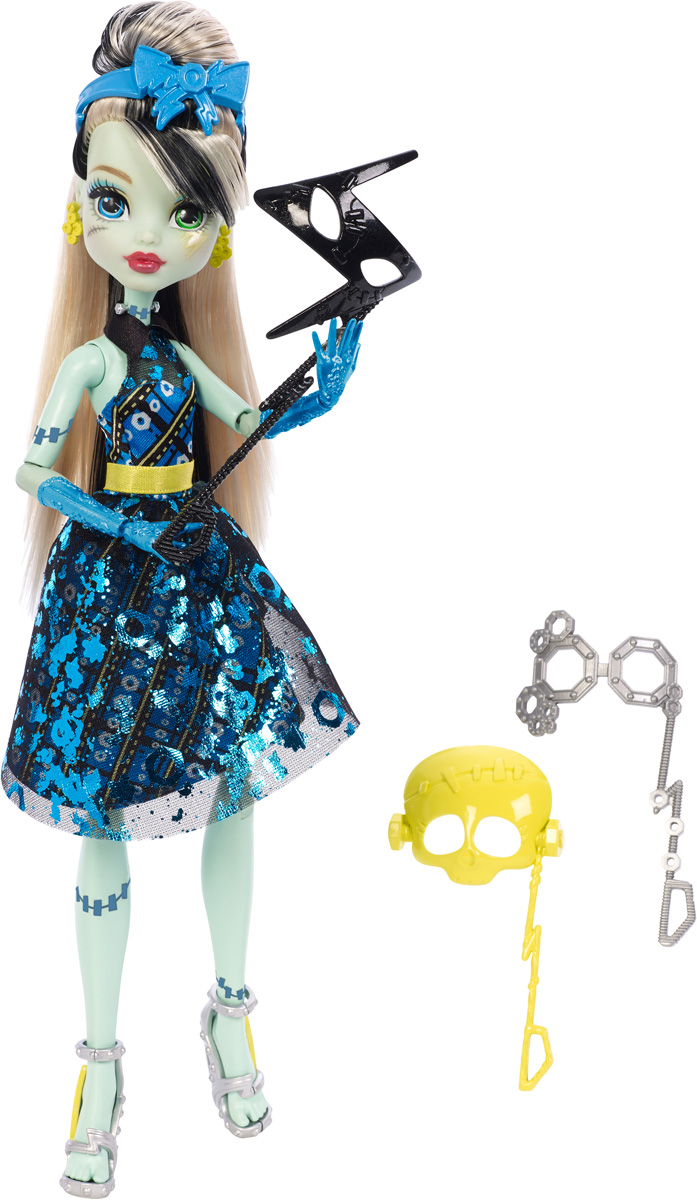 Monster High Кукла Френки Штейн Буникальные танцыDNX32_DNX34 Monster High Кукла Френки Штейн Буникальные танцыDNX32_DNX34Ночь - любимое время монстров, и эти ученики школы монстров готовы оторваться на танцевальной вечеринке. Веселье начинается с убийственного наряда! Френки Штейн - дочь доктора Франкенштейна и его жены. Девочка с кожей цвета светлой мяты и черно-белыми волосами одета в блестящий фирменный клетчатый наряд. На ногах - изящные босоножки на высоких каблуках. Завершают яркий образ зловещей модницы желтые серьги и голубой ободок для волос. В комплекте с куколкой имеются три маски для фотосессии. Шикарные длинные волосы куклы можно расчесывать и создавать разные прически. Вашей малышке понравится воссоздавать сцены или разыгрывать с куклой сюжеты собственных историй. Руки, ноги и колени у куклы шарнирные, это позволяет придать разнообразные позы. Порадуйте поклонницу Монстер Хай удивительной новинкой в мире Школы Монстров, подарив ей эту замечательную куколку.