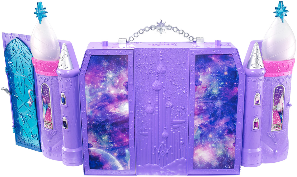 Barbie Дом для кукол Галактический замокDPB51 Barbie Дом для кукол Галактический замокDPB51В этом галактическом замке вас ждет беспредельное веселье! В наборе три игровых пространства. Добавьте сюда тематические элементы и можно приступать к волшебным историям! Поставьте кукол (продаются отдельно) на включенные в набор ховерборды (один розовый, второй голубой) и начинайте упражняться! Ховерборды присоединяются к разным частям игрового набора, что делает истории еще более увлекательными. В комплект входят складной набор Галактический замок с ручкой, два ховерборда, питомец, гамак для питомца, диван с мягким одеялом, занавеска для душа и тематические аксессуары. Набор выполнен из качественных и безопасных материалов.