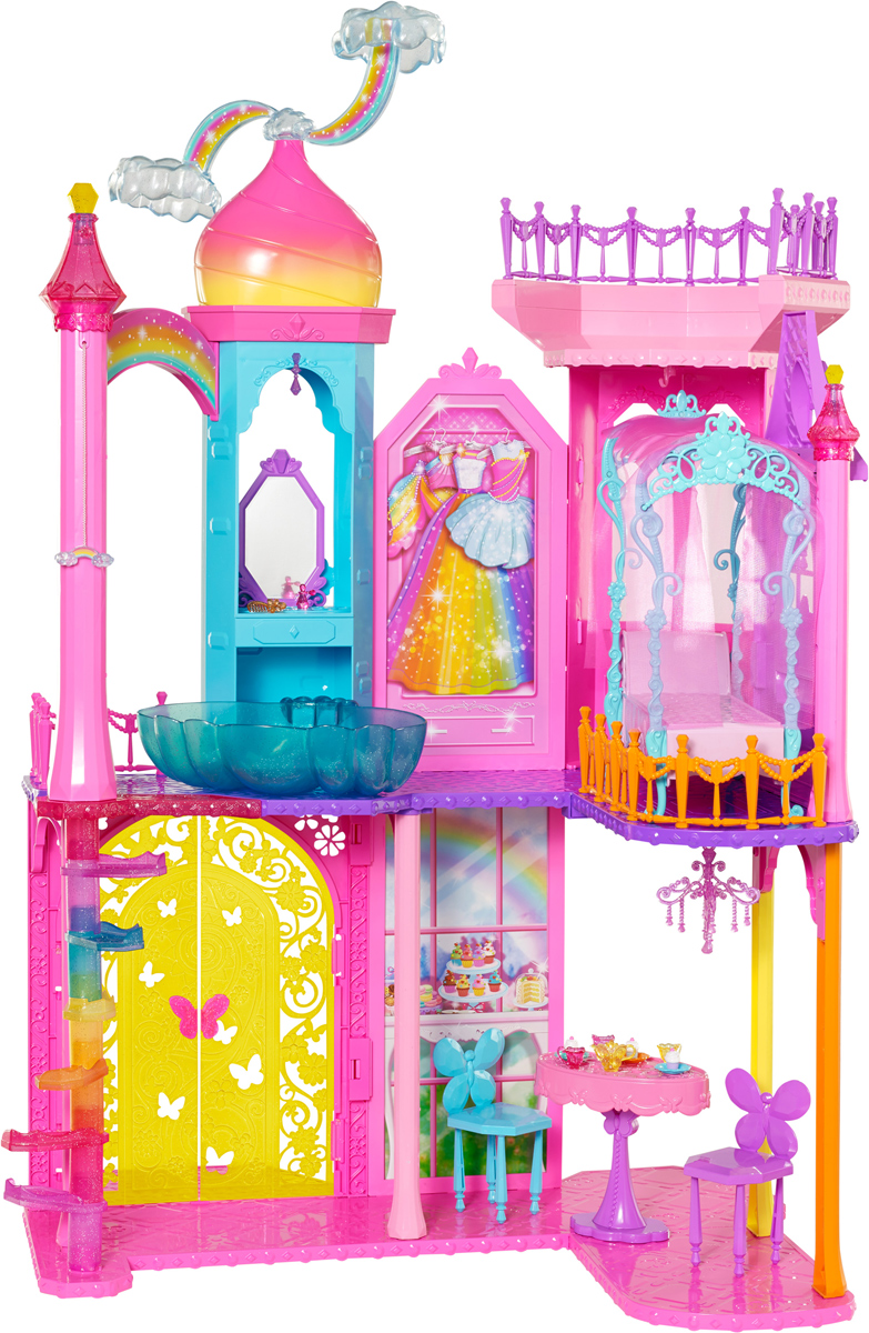 Barbie Дом для кукол Замок принцессыDPY39 Barbie Дом для кукол Замок принцессыDPY39Дом для кукол Barbie Замок принцессы станет просто прекрасным подарком для юных поклонниц вселенной Barbie. Теперь девочка сможет воссоздать грандиозный замок для принцесс и обустроить его по своему вкусу. В комплект входят разнообразные аксессуары. Главной особенностью замка являются завораживающие вращающиеся облака на самой вершине замка! Для создания неповторимого образа кукол в наборе также присутствуют расческа и флакончик для духов. Со стильной прической и уточненным ароматом облик принцессы станет невероятно оригинальным и модным. Благодаря большому количеству аксессуаров, девочка вместе со своими подругами сможет устраивать увлекательные игры и воссоздавать интересные сюжетные сценки. С таким замком игровой процесс станет еще более реалистичным и правдоподобным. Куклы в комплект не входят.