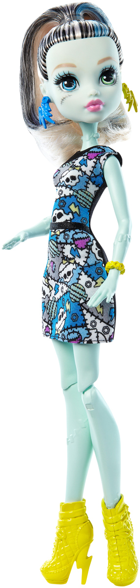 Monster High Кукла Френки Штейн цвет платья черный серый голубойDTD90_DMD46 Monster High Кукла Френки Штейн цвет платья черный серый голубойDTD90_DMD46Давно полюбившиеся нам ученицы Школы монстров не боятся быть чудовищами! Они модно приоделись и готовы к занятиям в своей жуткой школе и к леденящим кровь приключениям. Одна из них - Френки Штейн. Её модный наряд прекрасно подходит как для учебы в культовой школе Monster High, так и для приключений за ее пределами. Кукла Monster High Френки Штейн одета в черно-серо-голубое платье с черепами. На ногах - желтые ботильоны на высоких каблуках. Завершают стильный образ зловещей модницы оригинальные желто-синие серьги и желтый браслет. Шикарные длинные волосы куклы можно расчесывать. Вашей малышке понравится воссоздавать сцены или разыгрывать с куклой сюжеты собственных историй. Руки, ноги и колени у куклы шарнирные, это позволяет придать разнообразные позы. Порадуйте поклонницу Монстер Хай удивительной новинкой в мире Школы Монстров, подарив ей эту замечательную куколку.