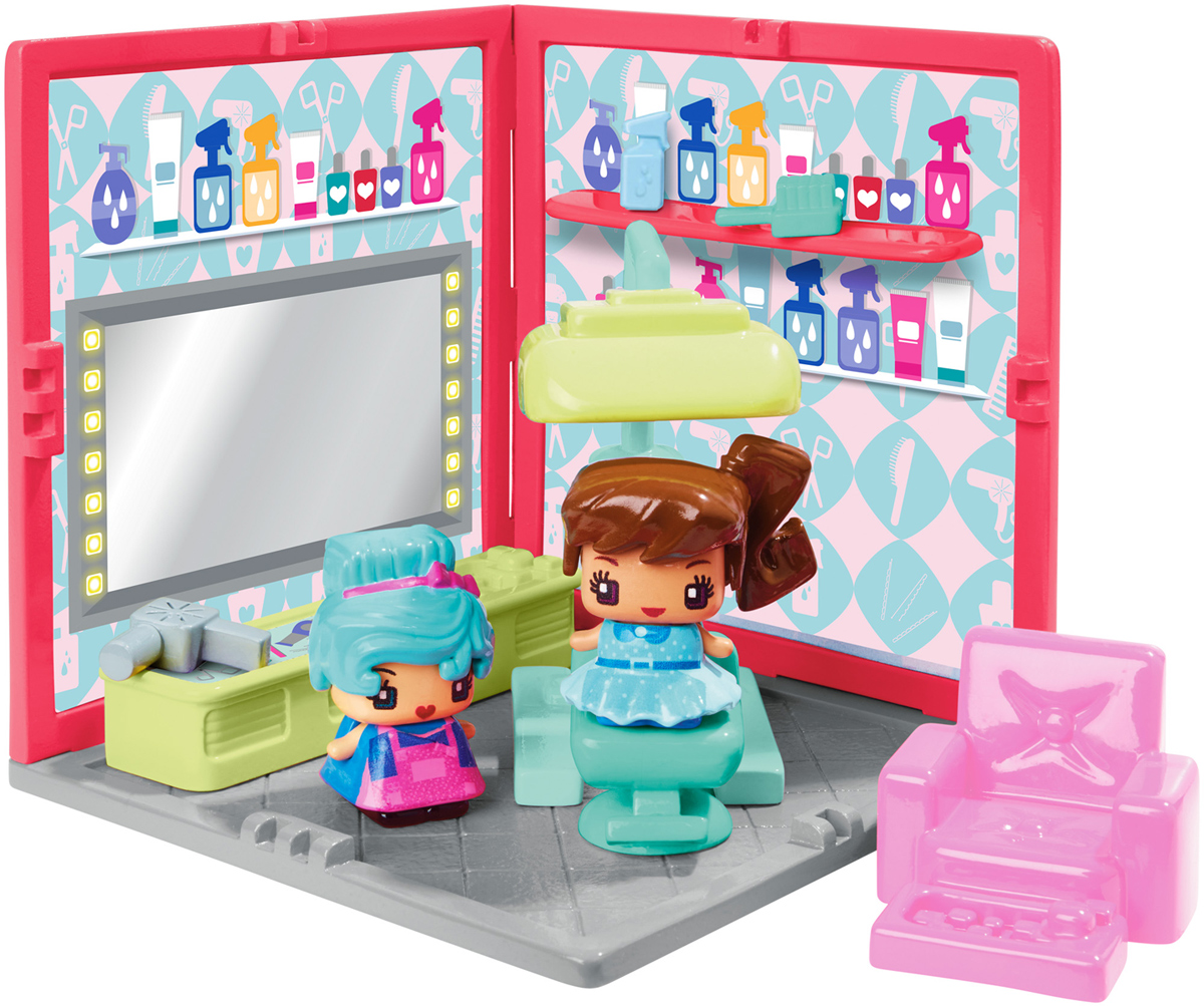My Mini MixieQs Игровой набор Мини-комната Салон красотыDWB60_DWB62 My Mini MixieQs Игровой набор Мини-комната Салон красотыDWB60_DWB62Игровой набор My Mini MixieQs Мини-комната. Салон красоты непременно приведет в восторг вашу малышку. Эта маленькая тематическая комната идеально подойдет для игры с фигурками MixieQs. Стены в салоне оформлены рисунками с разнообразными флакончиками. Кресла, туалетный столик и аксессуары из набора можно расставлять по своему усмотрению. У фигурок можно менять одежду и прически. В комплекте две фигурки девочек с одеждой и прическами и одна секретная фигурка. Игровой набор Мини-комната. Салон красоты совместим с другими наборами My Mini MixieQs.