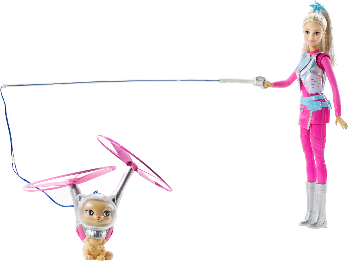 Barbie Игровой набор с куклой Барби и летающий кот ПопкорнDWD24 Barbie Игровой набор с куклой Барби и летающий кот ПопкорнDWD24Великолепная Барби отправляется на поиски веселья за пределы Вселенной! Мчись навстречу звездному свету и ярким персонажам вместе с Барби и ее друзьями! На Барби идеальный наряд для приключений: розовый комбинезон (не снимается), блестящий жилет, розовая юбка и серебристые сапоги. Светлые волосы куклы убраны в хвост заколкой со звездами. Шикарные длинные волосы куклы можно расчесывать и придумывать новые прически. Вместе с куколкой, в комплекте имеется рыжий кот Попкорн. Кот Попкорн может летать! Прикрепи кошачий поводок к руке Барби и нажми кнопку на ее ноге: пропеллеры закрутятся, и кот взмоет в воздух. Космические путешественники готовы мчаться навстречу приключениям. Вашей малышке понравится воссоздавать сцены или разыгрывать с куклой сюжеты собственных историй. Руки и ноги у куклы подвижные, это позволяет придать разнообразные позы. Порадуйте свою малышку удивительной новинкой, подарив ей эту замечательную куколку. Собери всех кукол и все аксессуары...