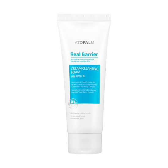Atopalm Кремовая очищающая пенка, Real Barrier, 150 г8809048416383 Atopalm Кремовая очищающая пенка, Real Barrier, 150 г8809048416383Серия средств Real Barrier содержит комплекс компонентов, которые успокаивают, восстанавливают и защищают чувствительную и сухую кожу. Серия содержит арома-комплекс для облегчения стресса, которому подвержена чувствительная кожа: корень ветивера помогает избавиться от накопленного за день стресса, лаванда успокаивает и помогает расслабиться, масло апельсина обладает ярким насыщенным фруктовым запахом, который положительно влияет на повышение эмоционального уровня. Очищающая пенка не содержит сульфатов и имеет нежную кремовую консистенцию, которая бережно очищает даже самую чувствительную кожу лица. Средство удаляет остатки макияжа и другие загрязнения с кожи лица, не нарушая естественный уровень увлажненности и, минимизируя, риск появления раздражения. Экстракты спирулины и ростков пшеницы смягчают раздраженную кожу. Пантенол увлажняет кожу, повышает её гладкость и эластичность, борется с повреждениями, вызванными внешними факторами. Стимулирует регенерацию тканей, нормализует...