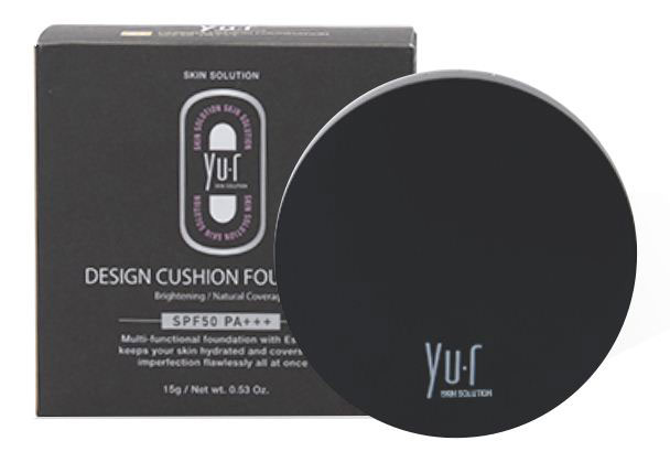 Yur Design Кушон SPF 50+ PA+++ (темный) #23, Cushion Foundation, 15 г8809290736154 Yur Design Кушон SPF 50+ PA+++ (темный) #23, Cushion Foundation, 15 г8809290736154Кушон является мультифункциональным средством, он одновременно скрывает недостатки кожи (воспаления, покраснения, неровный тон и текстура кожи) и обладает ухаживающими свойствами, увлажняет и успокаивает кожу. Благодаря наличию солнцезащитных фильтров средство обеспечивает надежную защиту от лучей типа А и В. Активные компоненты: Диоксид титана(8,5%), Этиглексил метоксициннамат (7,5%), Изоамил-пара-метоксициннамат (3%), Этилгексил салицилат (3%)