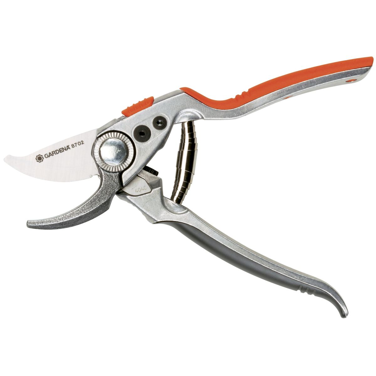 Секатор Gardena BP 50 Premium08702-20.000.00 Секатор Gardena BP 50 Premium08702-20.000.00Секатор Gardena BP 50 Premium- высококачественный секатор для любителей мощных режущих инструментов. Эргономичные, особо прочные алюминиевые рукоятки удобно лежат в руке. Верхнее лезвие изготовлено из нержавеющей стали и имеет прецизионную заточку; нижнее лезвие кованое, и его можно подтачивать. Профильные рукоятки с двумя положениями захвата позволяют производить как мощную обрезку, так и быстрое срезание. В секаторах предусмотрен желобок для стекания сока растений и резак для проволоки. Фиксатор, переключаемый одной рукой, дает возможность с легкостью заблокировать секатор для безопасного хранения. Заменяемые лезвия этих высокопрочных профессиональных секаторов позволяют особенно аккуратно срезать цветы, лозу и ветки. Секаторы имеют регулируемое натяжение лезвий и расположенную под углом режущую головку. Максимальный диаметр подрезки - 22 мм.