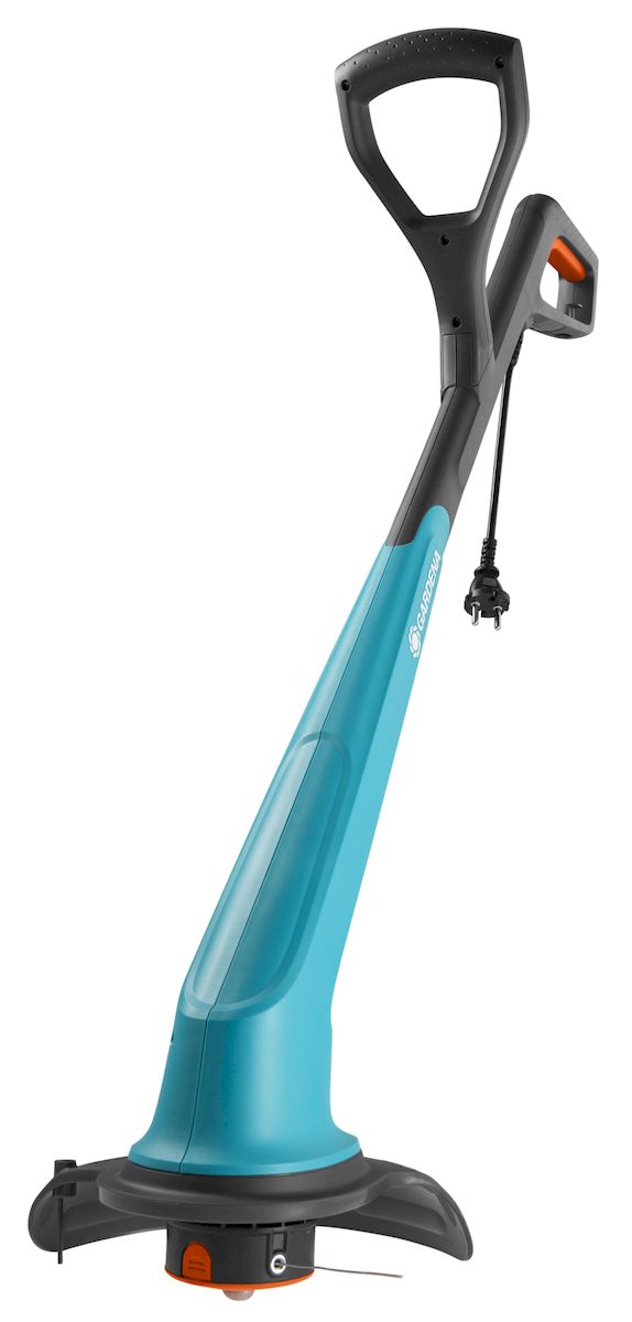 Триммер электрический Gardena SmallCut 300/2309805-20.000.00 Триммер электрический Gardena SmallCut 300/2309805-20.000.00Легкий триммер Gardena SmallCut 300/23 чрезвычайно прост в эксплуатации и особенно удобен при обработке протяженных кромок газона и кошении травы в труднодоступных местах. Номинальная мощность электромотора 300 Вт, что обеспечивает высокую производительность. Триммер оснащен полуавтоматической подачей триммерного корда. Триммерный корд подается автоматически после удара триммерной головкой о поверхность земли. Таким образом пользователь всегда может контролировать подачу корда во время работы с инструментом. Механизм разгрузки натяжения кабеля предотвращает отсоединение устройства от источника питания. Удлиненной форма рукоятки гарантирует комфорт рабочего положения и эргономичность. Диаметр кошения: 230 мм. Диаметр корда: 1,6 м. Длина корда: 6 м.