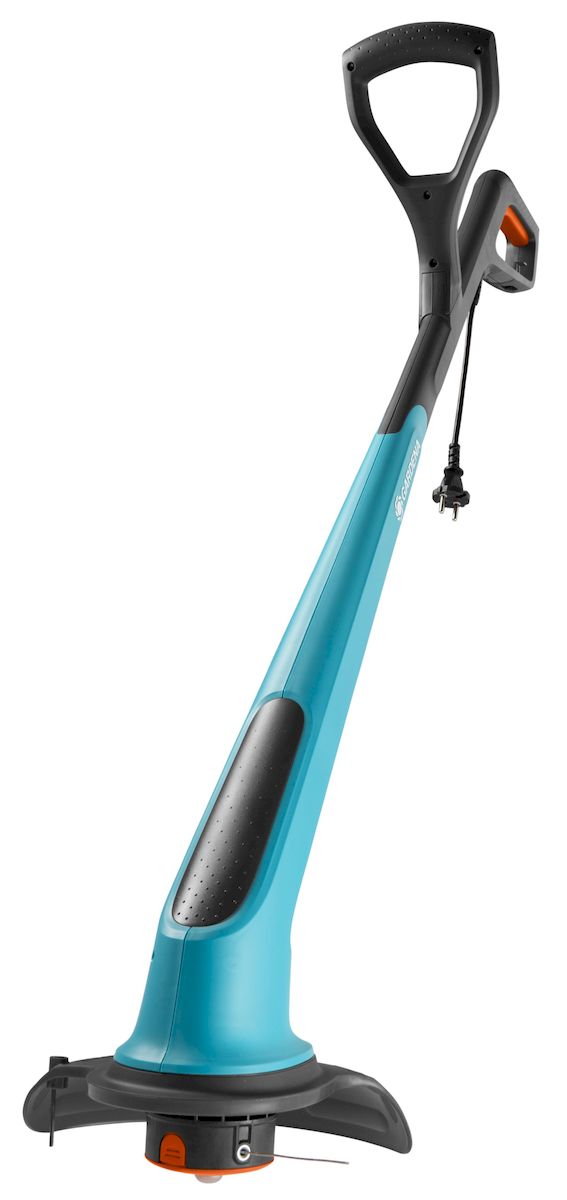 Триммер электрический Gardena Small Cut Plus 350/2309806-20.000.00 Триммер электрический Gardena Small Cut Plus 350/2309806-20.000.00Триммер электрический Gardena Small Cut Plus 350/23 чрезвычайно прост в эксплуатации и особенно удобен при обработке протяженных кромок газона и кошении травы в труднодоступных местах. Номинальная мощность электромотора 350 Вт, что обеспечивает высокую производительность. Триммер оснащен полуавтоматической подачей триммерного корда. Триммерный корд подается автоматически после удара триммерной головкой о поверхность земли. Таким образом пользователь всегда может контролировать подачу корда во время работы с инструментом. Механизм разгрузки натяжения кабеля предотвращает отсоединение устройства от источника питания. Удлиненная штанга триммера на 10 см и форма рукоятки гарантируют комфортное рабочее положение и эргономичность. Диаметр кошения: 230 мм. Диаметр корда: 1,6 м. Длина корда: 6 м.