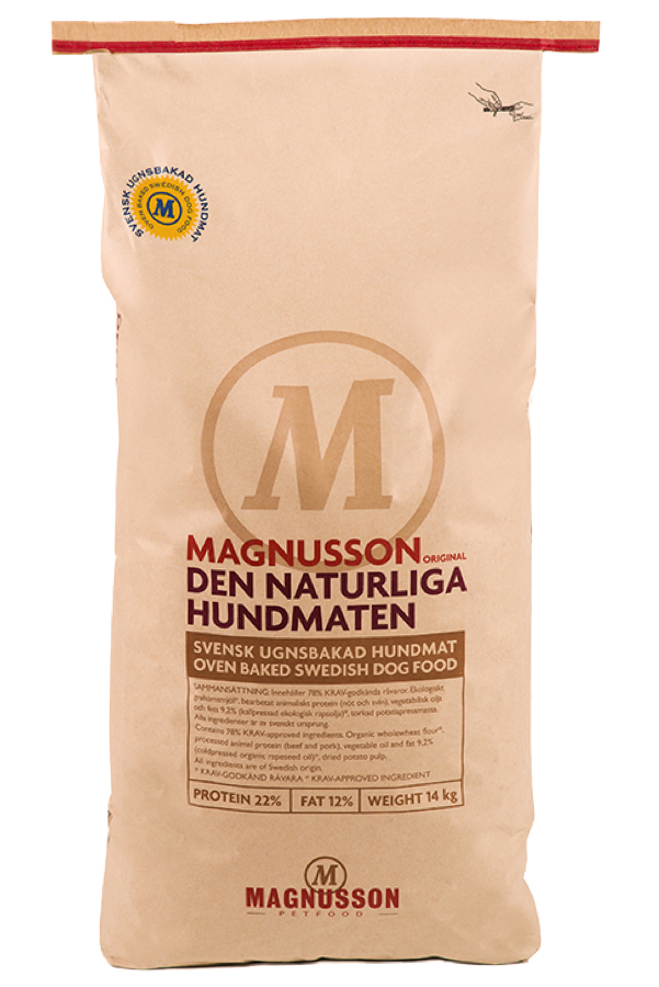 Корм сухой Magnusson Original Naturliga, для сильных аллергиков и чувствительных к питанию собак, 14 кг7350033851456 Корм сухой Magnusson Original Naturliga, для сильных аллергиков и чувствительных к питанию собак, 14 кг7350033851456Cамый чистый и простой корм Магнуссон – всего 4 ингредиента в составе. Идеально подходит для собак склонных к аллергии, белых собак и для тех владельцев, которые не могут определиться каким кормом начать кормить своего питомца. В Натурлигу не добавляется свежая морковь и свежие яйца, как в линейке Мит&Бисквит, отсутствуют пивные дрожжи, как в остальных кормах линейки Ориджинал. Как в любом корме Магнуссон, в Натурлиге нет никаких добавок и консервантов. Если Вы не можете выбрать с какого корма Магнуссон начать кормить – начните с Натурлиги! Корм можно давать как в сухом, так и размоченном виде. Не стоит заливать корм бульоном или молоком, лучше всего использовать воду. Определите количество корма, которое Вы хотите дать Вашей собаке. Добавьте в миску теплую воду так, чтобы она покрывала корм. Перемешайте и оставьте на 10 минут. Не забывайте, что Ваша собака всегда должна иметь свободный доступ к чистой питьевой воде. Количество корма варьируется в зависимости от породы,...