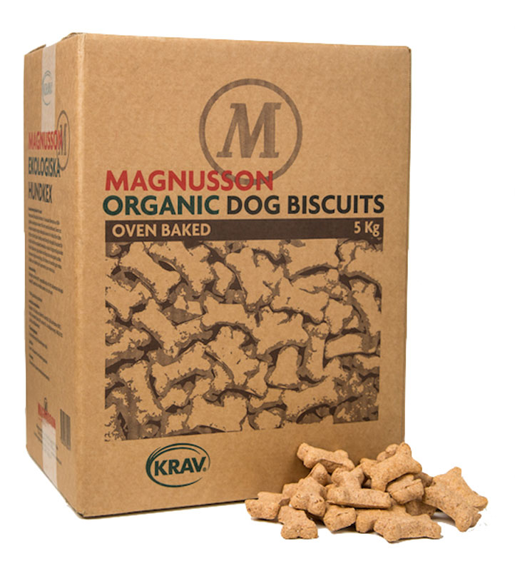 Печенье Magnusson Organic Dog Biscuits - Small Bone, запеченное, низкокалорийное лакомство из сушенной говядины, 5 кг7350033850091 Печенье Magnusson Organic Dog Biscuits - Small Bone, запеченное, низкокалорийное лакомство из сушенной говядины, 5 кг7350033850091Отлично подходит как поощрение при дрессировке, а после кормления печенье будет полезно собаке для зубов и десен, предотвращая образование зубного налета. Легко ломается на мелкие кусочки пальцами и даже самая маленькая собака разгрызет его без труда. Зародыши пшеницы, входящие в состав печенья, являются источником витаминов и 18-ти аминокислот из групп Омега-3 и 6. Ваша собака нуждается в 10-ти незаменимых аминокислотах каждый день. Печенье произведено из KRAV сертифицированных ингредиентов и это значит, что все для производства выращены в естественных условиях, без ускорения процесса роста, пестицидов и удобрений.