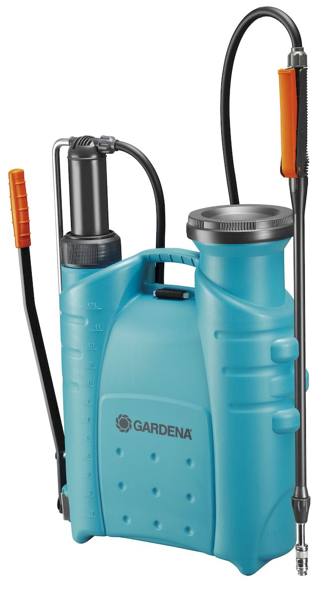 Опрыскиватель ранцевый Gardena Comfort, 12 л00884-20.000.00 Опрыскиватель ранцевый Gardena Comfort, 12 л00884-20.000.00Высококачественный ранцевый опрыскиватель Gardena Comfort представляет собой идеальный инструмент для удобного распределения большого количества жидкости. Опрыскиватель прекрасно подходит для ухода за растениями на садовых участках большой площади, во фруктовых садах и виноградниках. Удобство эксплуатации достигается за счет плечевых ремней с мягкой вставкой и специальной формы, обеспечивающей разгрузку спины. Большой радиус действия опрыскивателя обеспечивается за счет использования телескопической штанги-распылителя с регулируемым металлическим наконечником. Встроенная ручка для транспортировки, широкая горловина с фильтром и держатель для штанги-распылителя делают ранцевый опрыскиватель Comfort оптимально удобным в эксплуатации. Такой опрыскиватель могут также использовать левши.
