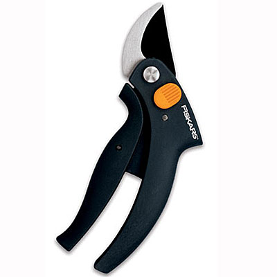 Секатор Fiskars Quality плоскостной с рычажным приводом, 17 см111340 Секатор Fiskars Quality плоскостной с рычажным приводом, 17 см111340Плоскостной секатор Fiskars Quality идеально подходит для обрезки молодых зеленых деревьев и кустов. Изогнутые лезвия соединяются друг с другом так же, как лезвия ножниц. Процесс срезания точный и уменьшает давление, которое может повредить дерево. Особенности плоскостного секатора Fiskars Quality: инновационный рычажный механизм, который обеспечивает параллельное движение ручек при резке снижает давление на руку, амортизирует отдачу на руку и пальцы при резке подходит для свежей древесины, для обрезки веток до 20 мм в диаметре позволяет резать вплотную к стволу лезвия изготовлены из нержавеющей стали верхнее лезвие имеет тефлоновое антифрикционное покрытие эргономичный дизайн имеется предохранитель. Характеристики: Общая длина секатора: 17 см. Длина лезвия: 5 см. Размер секатора: S. Материал: нержавеющая сталь, полиамид. Производитель: Финляндия. Артикул: 111340. Компания Fiskars была...