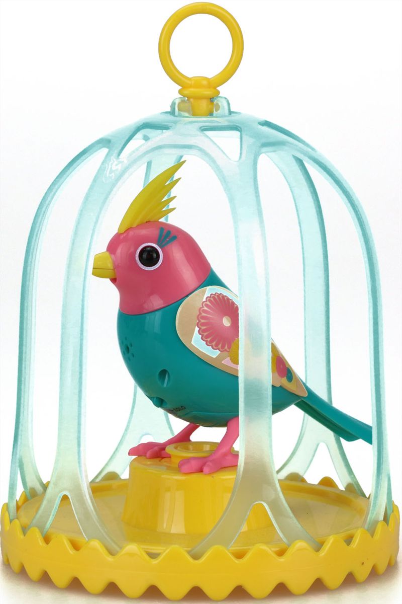 DigiBirds Интерактивная игрушка Птичка в клетке с кольцом цвет бирюзовый розовый88295S-3 DigiBirds Интерактивная игрушка Птичка в клетке с кольцом цвет бирюзовый розовый88295S-3Птичка DigiBirds - это забавная интерактивная игрушка, которая займет малыша на длительное время. Эта игрушка умеет выполнять разные действия: щебетать, петь песенки, при этом двигая головой и клювом. Если подуть на грудку птички, она начнет щебетать. Если подуть в свисток, птичка станет исполнять известную песенку. Игрушка воспроизводит 55 музыкальных мелодий и звуков. Птичка сидит в изящной клетке. В комплекте с птичкой имеется кольцо-свисток с удобным держателем для птички. Птичка DigiBirds работает в двух режимах: соло и хор. Можно синхронизировать неограниченное количество птиц, или других персонажей DigiFriends. В режиме хор птички могут петь вместе, они слышат друг друга и поют синхронно, благодаря встроенным сенсорам. В хоре всегда есть главная птица и подпевающие. Главной становится та, которую вы включили первой. Игрушка развивает музыкальный слух, любовь к музыке и животным. Для работы игрушки необходимы 3 батарейки...