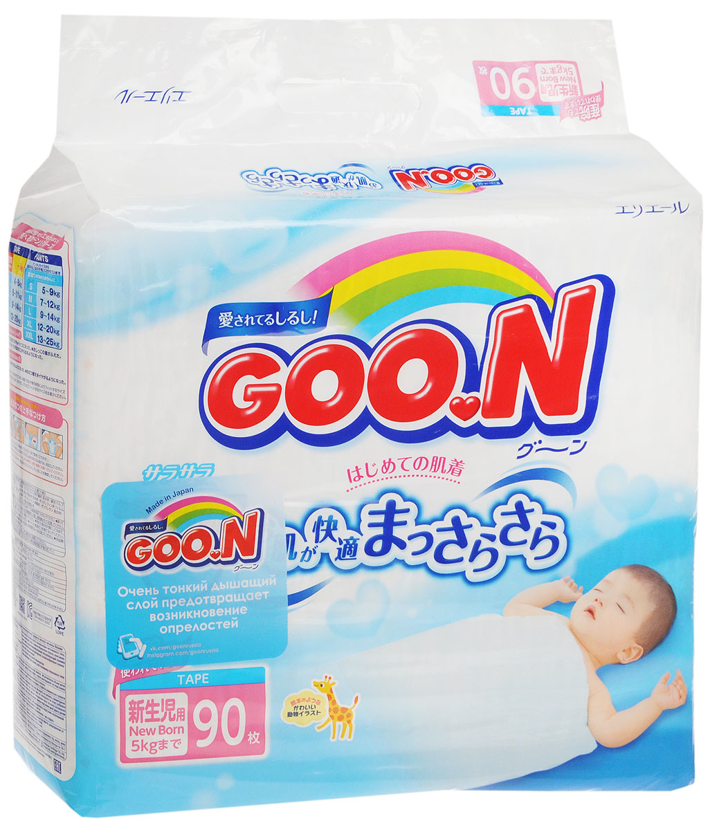 GOON Подгузники, до 5 кг, 90 шт753131 GOON Подгузники, до 5 кг, 90 шт753131Японские подгузники Goo.N - это новая линейка подгузников с мягким впитывающим слоем с добавлением витамина Е, для еще большей защиты от опрелостей и покраснений. Гладкий, как шелк, и очень мягкий материал пропускает воздух, препятствуя возникновению опрелостей. Отделяемая жидкость скапливается в нижнем слое подгузников, при этом кожа не контактирует с мочой ребенка. Мягкая резинка на талии, сделанная из высококачественной лайкры, растягивается и сжимается, благодаря специальной складке, обеспечивая плотное прилегание к телу ребенка и не создавая излишнего давления и дискомфорта. К тому же подгузники Goo.N не протекают и не сползают даже в период активности ребенка. При наполнении линии-индикаторы изменяют цвет на синий, показывая, что произошло мочеиспускание, а значит пора менять подгузник. Характеристики: Весовая категория: до 5 кг. Размер: 1 (новорожденные). Размер упаковки: 34 см х 38 см х 12 см.