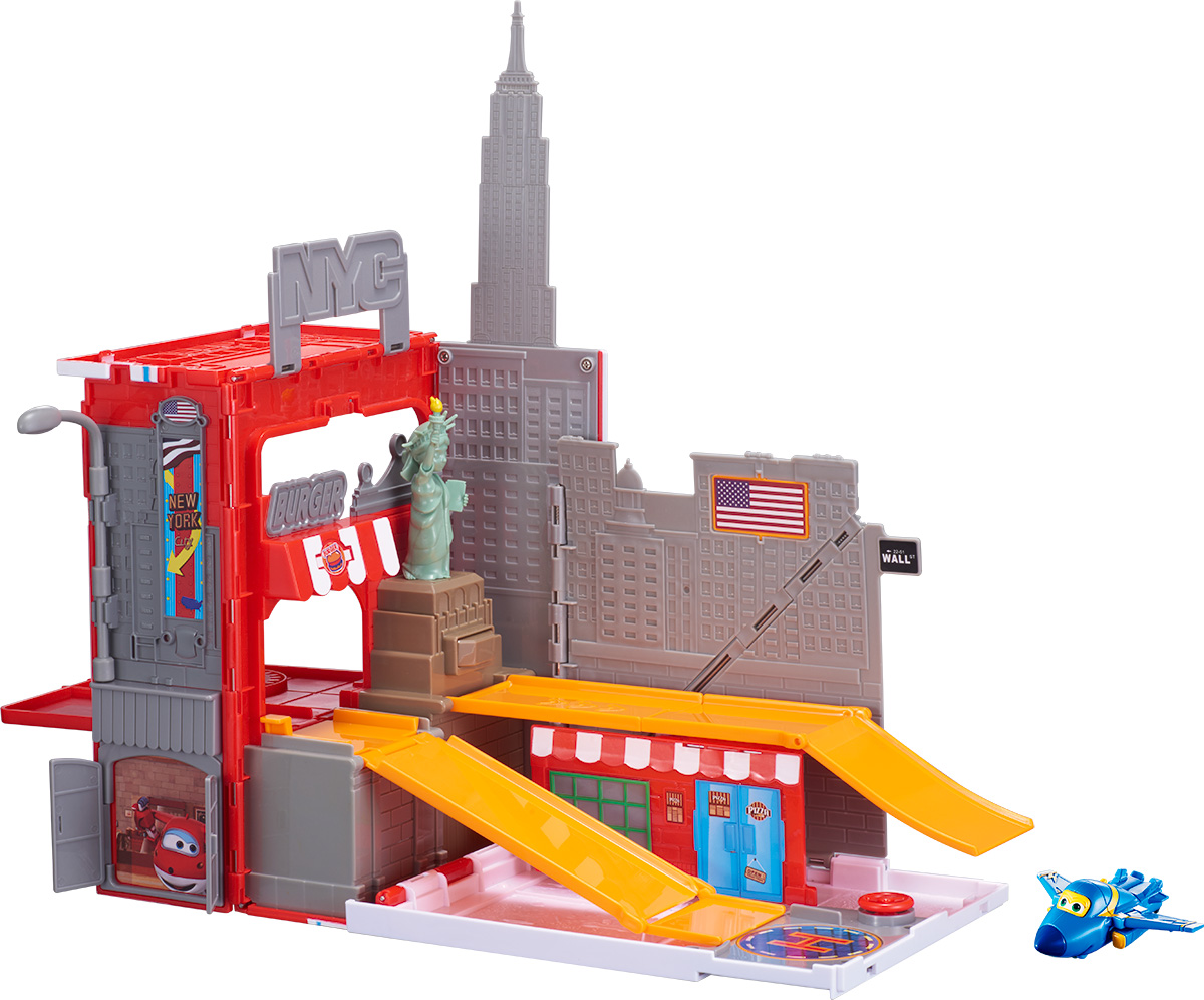 Super Wings Игровой набор Джером в Нью-ЙоркеYW710820 Super Wings Игровой набор Джером в Нью-ЙоркеYW710820Игровой набор Super Wings Джером в Нью-Йорке позволит создать целую игровую площадку с большим количеством участников. Высокоскоростной истребитель Джером прилетел в Нью-Йорк. Большой игровой набор включает в себя всё, что нужно весёлому и подвижному Джерому: горки, вращающуюся площадку, навес, где можно надёжно укрыться на ночь и даже канализационный люк, который крутиться с помощью маленького руля. И, конечно, не обошлось без Статуи Свободы с секретом. Поставь Джерома на площадку, нажми на голову знаменитому монументу и Джером задорно скатиться по горке с самый центр города. В комплект входит игровая площадка и мини- трансформер Джером. Каждая деталь набора выполнена из высококлассного пластика, имеет сглаженные углы и оригинальный яркий дизайн.
