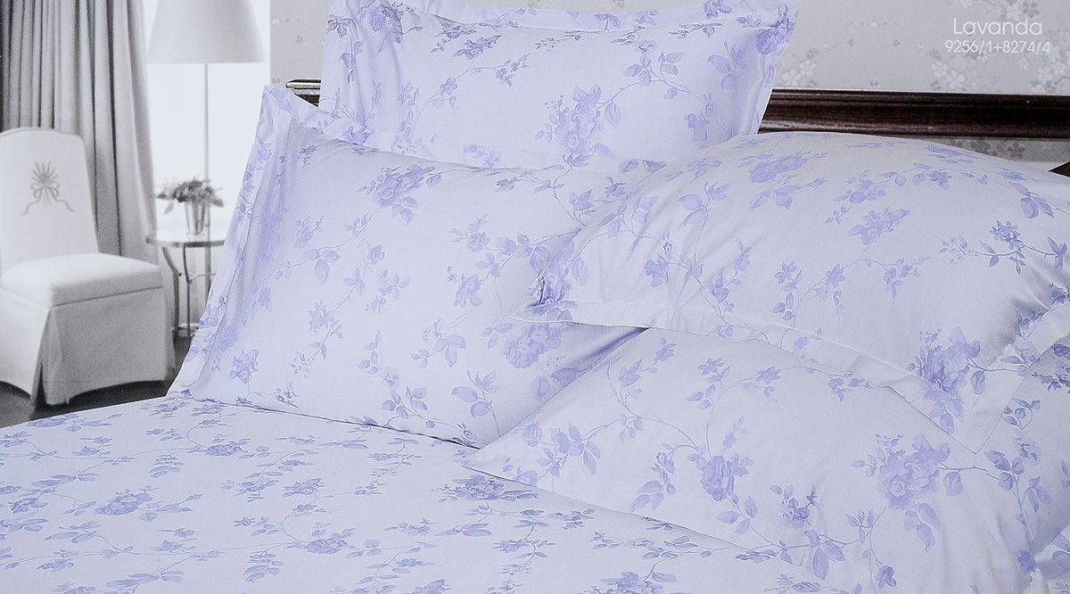 Комплект белья Verossa Lavanda, 2-спальный, наволочки 50х70, 70х70196365 Комплект белья Verossa Lavanda, 2-спальный, наволочки 50х70, 70х70196365Комплект белья Verossa Lavanda выполнен из жаккарда с добавлением перкаля, ткани комбинированного переплетения. Тысячи нитей, переплетаясь друг с другом, образуют рельефный рисунок непосредственно в структуре ткани. Это королевская ткань для женщин, которые любят роскошь, предпочитают изысканные, но традиционные, высококачественные и натуральные материалы. Комплект состоит из пододеяльника на пуговицах, простыни и четырех наволочек с ушками по 3 см с трех сторон. Комплект имеет оригинальную упаковку и лаконичное строгое европейское оформление. Комплект белья Verossa Lavanda - традиционное белье высокого качества.