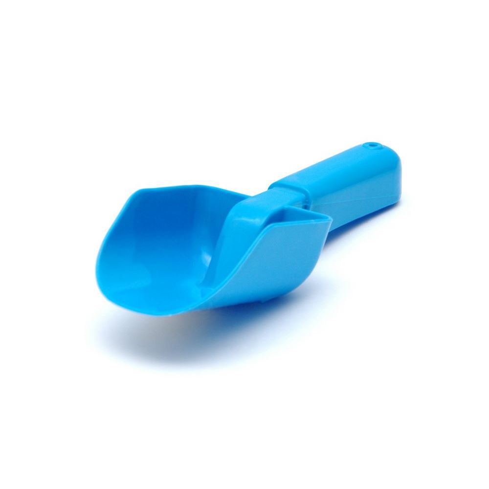 Karolina Toys Совок 19 см40-0005 Karolina Toys Совок 19 см40-0005Совочек ТМ Каролина Тойс - это всем известный детский совок-лопатка для игр на улице. Общеизвестно, что игры с песком или снегом - необходимый элемент развития ребенка. Это и возможность понять малышу, что он сам может сделать все, что вообразит, и выработка понятия количество, и общение со сверстниками, в котором, уже в песочнице, ребенок должен сам выбрать ту форму поведения, которая поможет ему либо поделиться игрушками, либо отстоять свое, либо попросить поиграть чужое. Для детей от года.