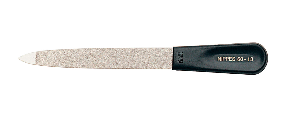 Nippes Пилочка с сапфировым напылением, 13 см. 60-1360-13 Nippes Пилочка с сапфировым напылением, 13 см. 60-1360-13Пилочка c сапфировым напылением 13 см. Пилочка имеет сдвигатель для кожи. Длина пилочки 13 см Хранить в сухом недоступном для детей месте. Срок годности не ограничен. Замена изделия не осуществляется в следующих случаях: - Использование не по назначению - Самостоятельный ремонт - Нарушение условий хранения