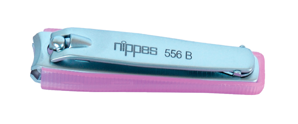 Nippes Книпсер для ногтей цветной. 556B556B Nippes Книпсер для ногтей цветной. 556B556BКнипсер с пилочкой из высококачественной стали с устройством для сбора ногтей. Аккуратно и быстро подстригает ногти, а также шлифует, незаменим в путешествиях. Длина книпсера 6 см Длина пилочки 4 см Книпсеры представлены в трех цветах: синий, зеленый, прозрачный. Хранить в сухом недоступном для детей месте. Срок годности не ограничен. Замена изделия не осуществляется в следующих случаях: - Использование не по назначению - Самостоятельный ремонт - Нарушение условий хранения