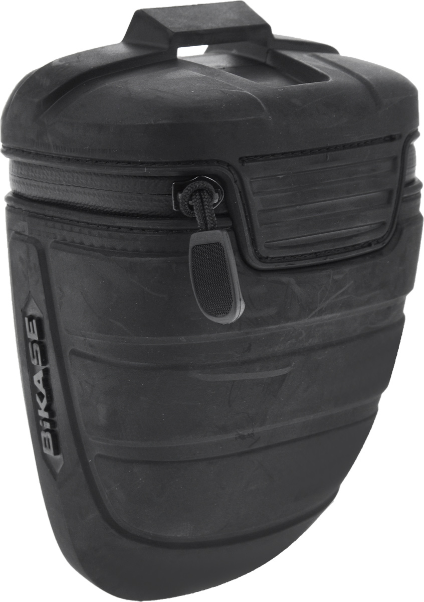 Велосумка под седло BiKase Wasp, 16 х 10 х 8,5 смPN1061 Велосумка под седло BiKase Wasp, 16 х 10 х 8,5 смPN1061Велосумка BiKase Wasp выполнена из высококачественного термопластичного полиуретана с водонепроницаемой застежкой-молнией. Изделие крепится под седло велосипеда при помощи регулируемого кронштейна для металлических и карбоновых направляющих. Внутри сумки имеется одно отделение, сетчатый карман и эластичный фиксатор- держатель для фонаря. Размер сумки (без учета кронштейна): 16 х 10 х 8,5 см.