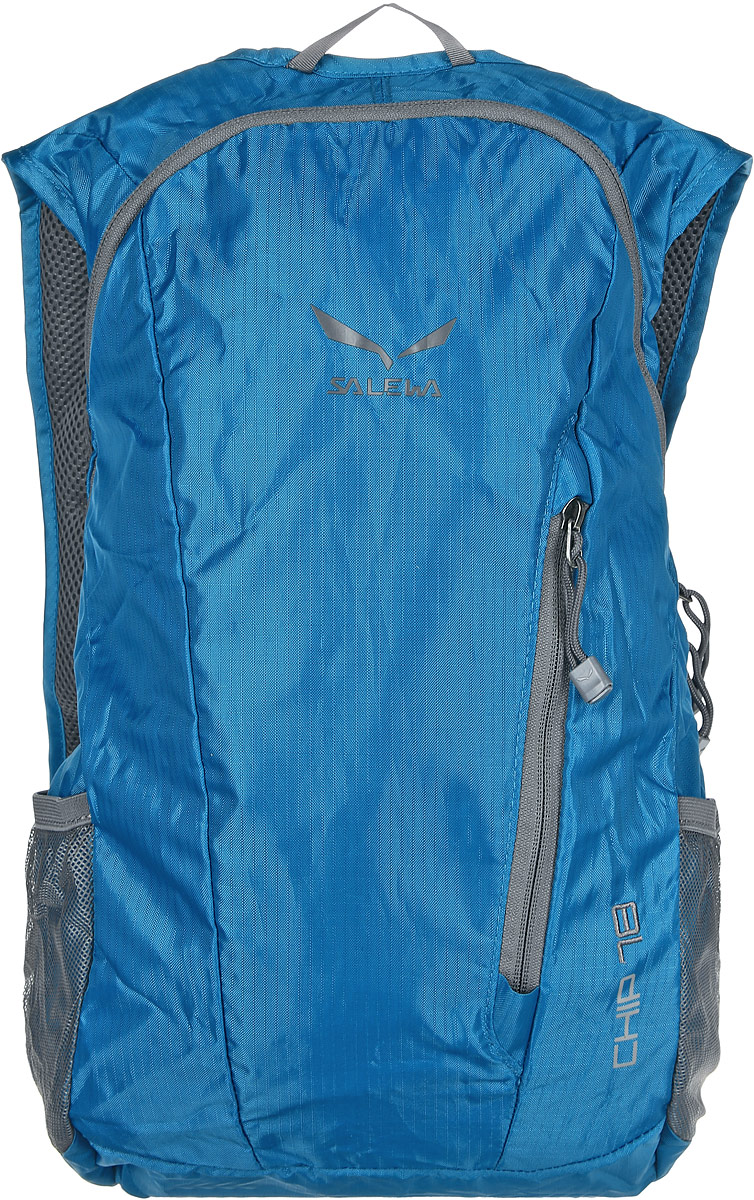 Рюкзак городской Salewa Chip 18, цвет: бирюзовый, серый, 18 л. 1131_85601131_8560 Рюкзак городской Salewa Chip 18, цвет: бирюзовый, серый, 18 л. 1131_85601131_8560Стильный городской рюкзак Salewa Chip 18 выполнен из полиэстера. Изделие имеет одно основное отделение, которое закрывается на застежку-молнию. Внутри расположен накладной карман для небольшого ноутбука. Снаружи, на передней стенке находится прорезной карман на застежке-молнии, в который рюкзак компактно складывается. По бокам расположены сетчатые карманы на эластичных резинках. Рюкзак оснащен широкими регулирующими лямками и удобной ручкой для переноски в руках. Лямки дополнены регулируемым грудным ремнем. Спинка и внутренняя сторона лямок оснащена сетчатыми вставками, которые обеспечивают воздухопроницаемость и комфорт во время носки. Компактный городской рюкзак идеально подойдет для повседневного использования и активного досуга.
