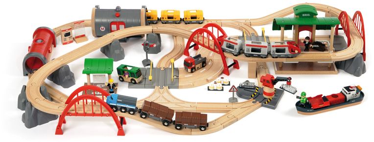 Brio Железная дорога Люкс33052 Brio Железная дорога Люкс33052Железная дорога Люкс от BRIO - это целый многофункциональный город в одном наборе! В нем вы построите и мосты, и порт, и авто-переезды, и метрополитен, и многое-многое другое. Поезда, в том числе работающий от батареек со светом и реалистичным звуком, вагончики, машинки, аксессуары и человечки - также к вашим услугам. Здесь да предела фантазии - этот город можно модернизоровать и перестраивать по своему желанию практически до бесконечности. Хранить удобно - набор упакован в вместительный контейнер-коробку.