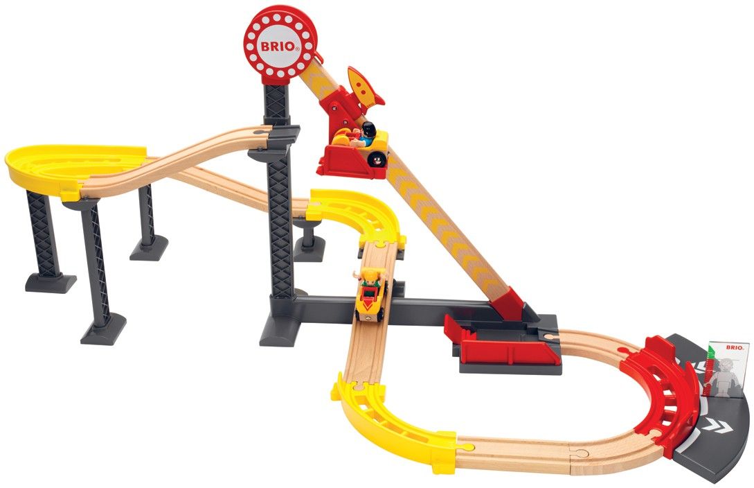 Brio Железная дорога с американскими горками33730 Brio Железная дорога с американскими горками33730Этот игровой набор впечатляет своим размером. Настоящие американские горки! Фигурка садится в вагодаку со страховочным барьером, затем ее нужно поднять до самой высокой точки, и оттуда она помчится по изогнутому треку прямо вниз. Тема парка развлечений отражена также дополнительным аксессуаром измерения допустимого роста пассажира. 2 фигурки и 2 вагодаки. 24 элемента.