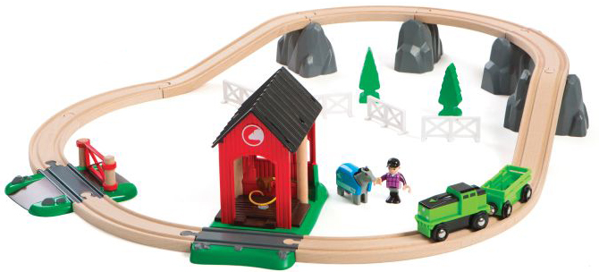 Brio Железная дорога Кантри33790 Brio Железная дорога Кантри33790Подарочный набор от шведской компании Брио Кантри состоит из большого железнодорожного полотна, деревянных елочек, пластиковой фигурки человечка и деревянной лошадки, конюшни для лошадей, переезда, амуниции для лошадки, небольшого зеленого поезда с вагоном и элементов для создания загона для животного. Декоративные пластиковые горы поддерживают железнодорожное полотно. Помойте лошадку под душем в конюшне, наденьте на нее амуницию, прокатите на ней человечка. Ваш малыш также сможет прокатить лошадку в вагоне поезда. Поезд работает от батареек. Может ехать только вперед. Батарейки приобретаются отдельно.