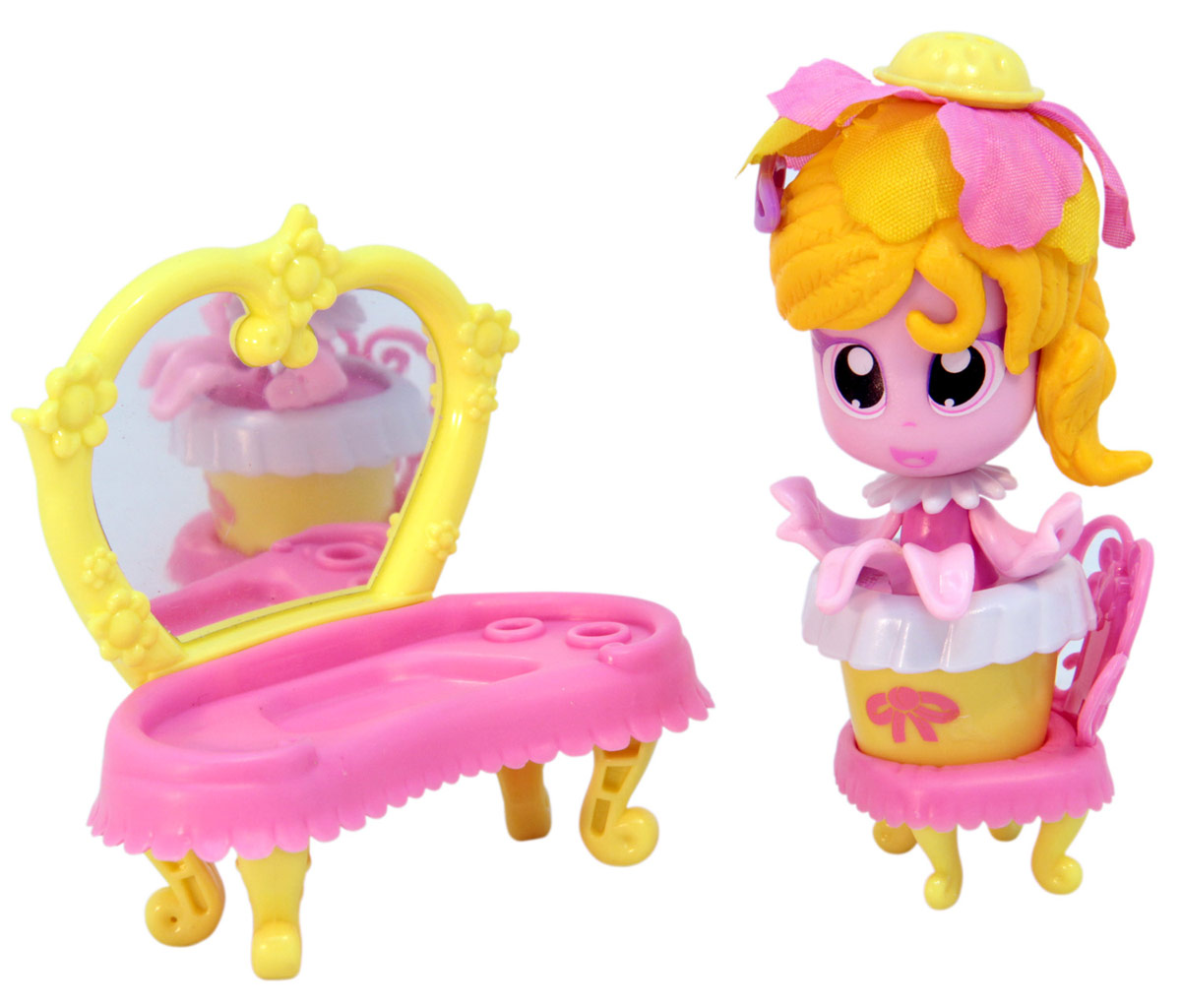 Daisy Игровой набор с куклой Кукла-цветочек18805 Daisy Игровой набор с куклой Кукла-цветочек18805Куклы-цветочки Daisy Flowers в наборах с яркими аксессуарами, наклейками, забавными питомцами и даже домом-лейкой! Милые куколки-цветочки - это разноцветные разборные игрушки, которые могут меняться между собой прическами, цветочными шляпками и аксессуарами. В ассортименте разные виды наборов: можно выбрать комплект кукол с аксессуарами, со сказочным питомцем, или даже c домом-лейкой и мини-мебелью. Куколки-цветочки можно наряжать, меняя их образы, брать с собой в дорогу или в гости! Собери коллекцию и подружи куколок между собой!