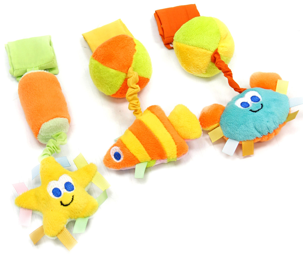 Mara Baby Игрушка-подвеска Синее мореB-11013 Mara Baby Игрушка-подвеска Синее мореB-11013Развивающие игрушки учат малыша взаимодействовать с окружающим миром, знакомят со свойствами разных предметов, помогают развивать основные рефлексы (внимание, моторику рук, цветовое восприятие). Развивающая игрушка подвеска Синее море состоит из трех элементов, каждый из них можно по отдельности вешать на кроватку или коляску при помощи липучки. Рыбка шуршалка с шариком погремушкой, Звездочка пищалка с бочонком погремушкой, Крабик пищалка с шариком погремушкой. Игрушка привлекает внимание и способствует развитию слуха и зрения.