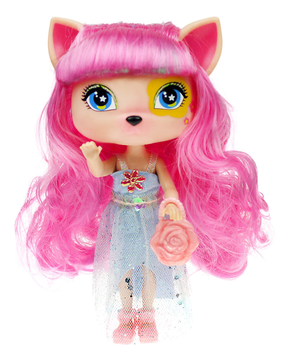 Daisy Мини-кукла Люси41250 Daisy Мини-кукла Люси41250Кукла Daisy Люси из серии Daisy Pets займет внимание вашей малышки и доставит ей много удовольствия. Куколка-зверюшка одета в длинное блестящее платье и розовые туфельки. У нее длинные волосы, огромные глазки и милые ушки. Конечности куклы сгибаются, голова поворачивается. Daisy Pets - это серия ярких и очень позитивных фантазийных кукол. Наши маленькие домашние питомцы обожают своих хозяев и всегда мечтают быть похожими на них: носить такие же красивые, яркие платья, делать стильные прически и наносить оригинальный макияж. Каждая из таких милых игрушек отличается от других своей оригинальностью и специфическим внешним видом, способным покорить сердце любого… Девочки просто в восторге от этих кукол с роскошными длинными цветными волосами! Их можно наряжать, причесывать и играть с ними, создавая свой волшебный мир! Каждая девочка сможет выбрать своего любимца. В комплекте с куклой имеется стильная сумочка.